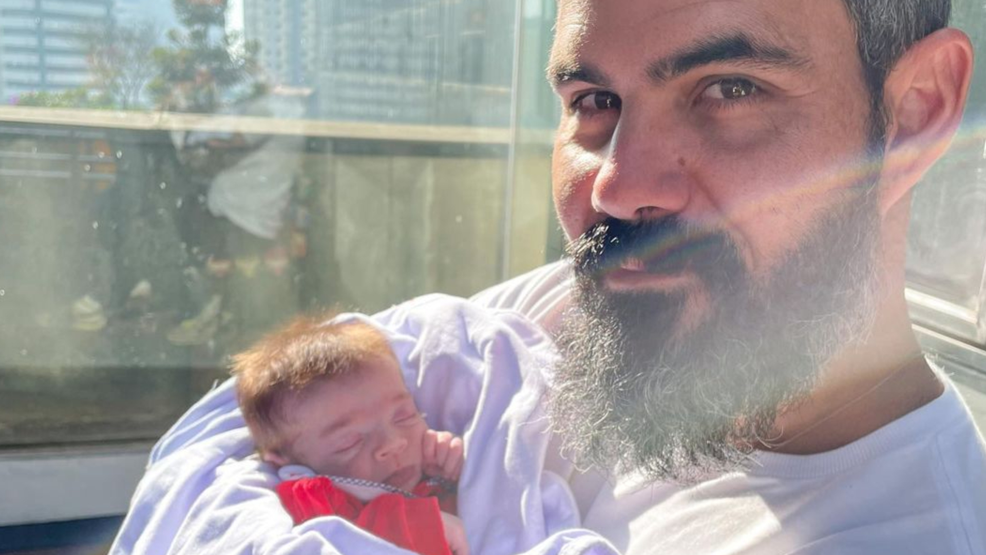 Juliano Cazarré mostra primeiro encontro dos filhos mais novos com a irmã caçula