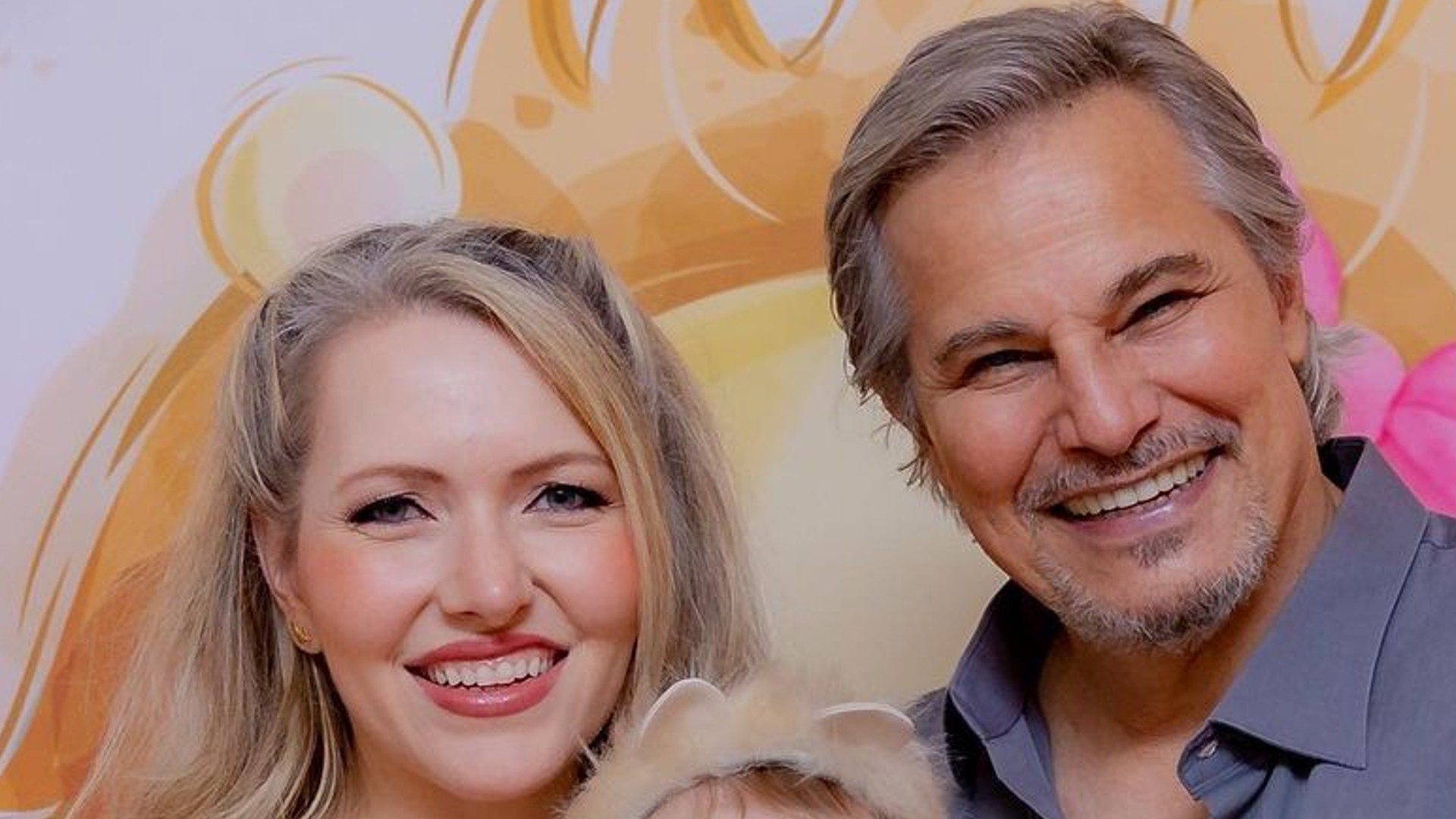 Edson Celulari e Karin Roepke celebram 6 meses da filha com festa temática