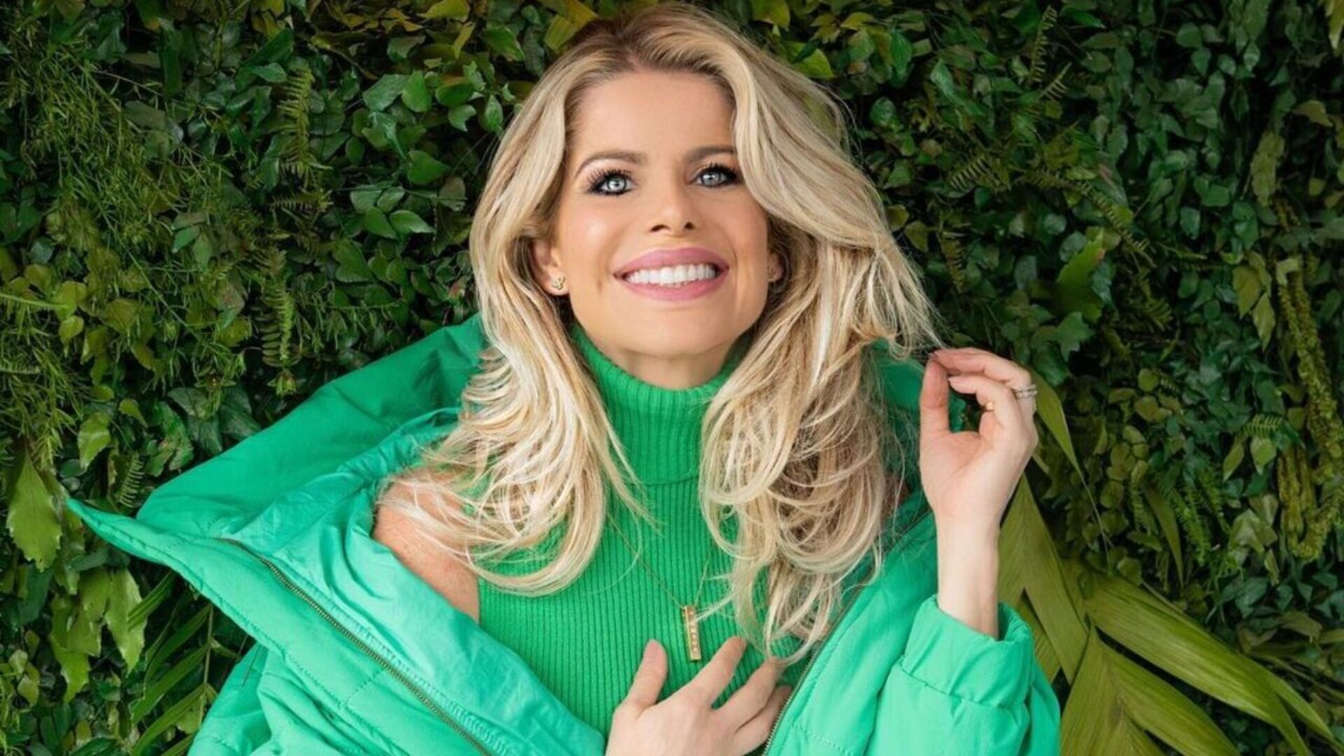 Karina Bacchi encanta ao combinar look com o filho em Jerusalém