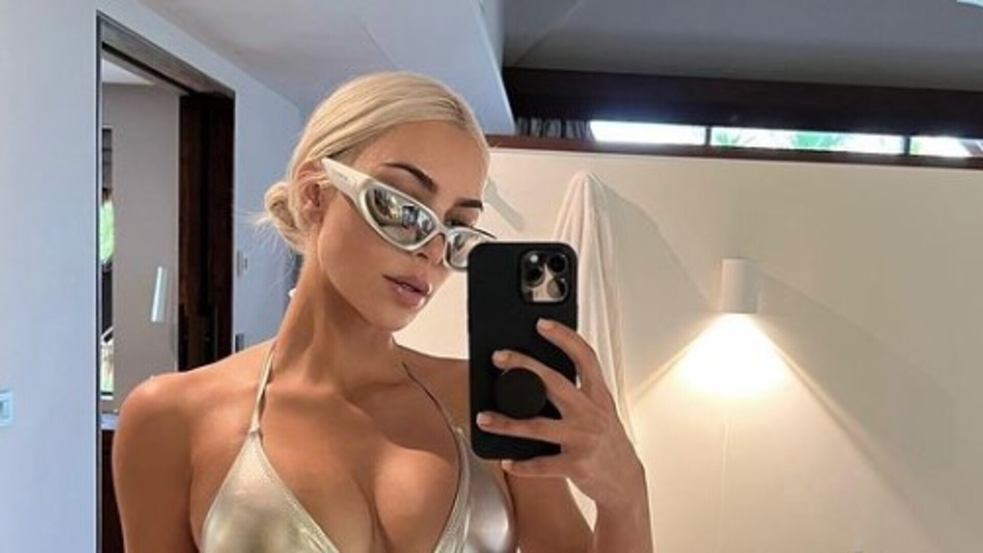 Kim Kardashian exibe boa forma ao aparecer de biquíni na praia