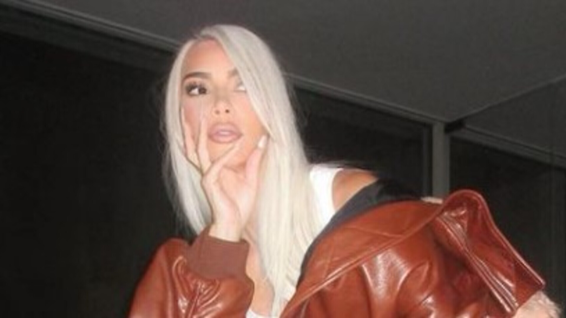 Kim Kardashian posa para fotos em look poderoso