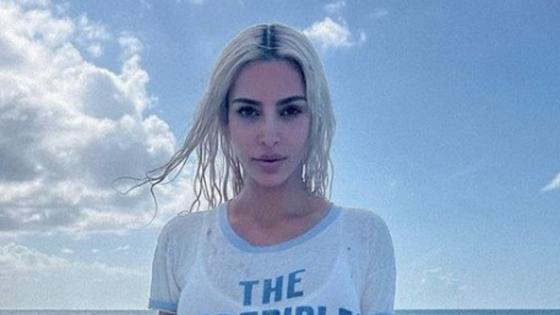 Kim Kardashian surpreende ao publicar vídeos surfando e andando em tirolesa