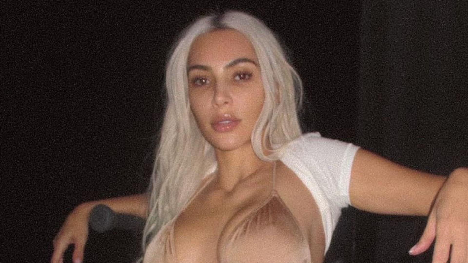 De biquíni, Kim Kardashian faz sessão de fotos na academia