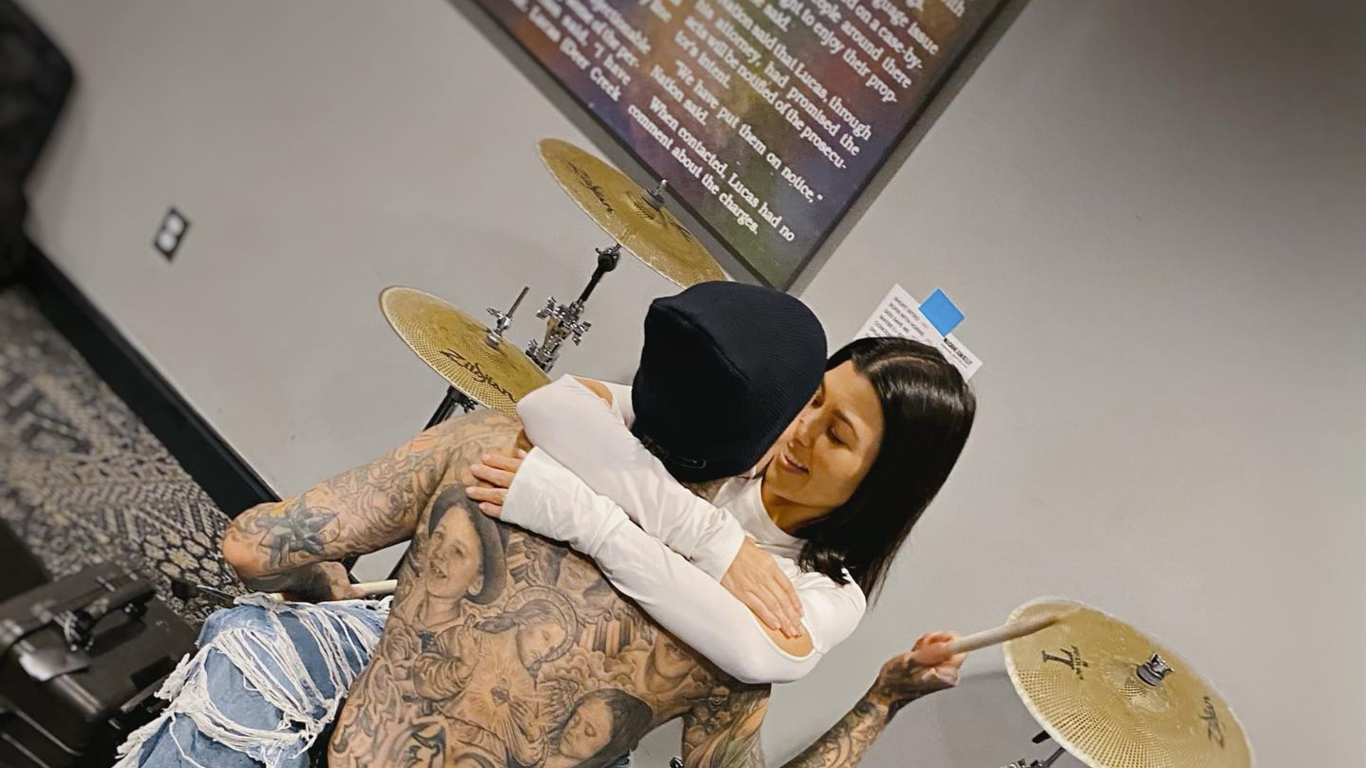 Kourtney Kardashian senta no colo de Travis Barker para tocar bateria: ”Prática”
