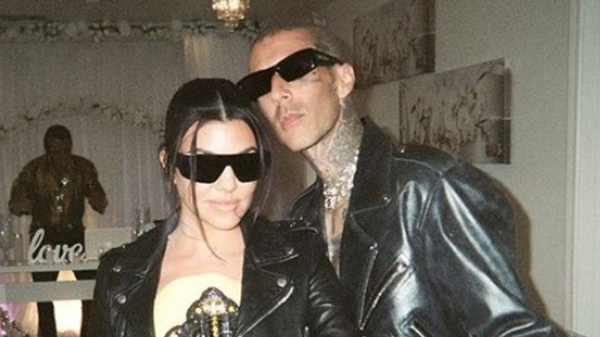 Kourtney Kardashian compartilha fotos em show do marido Travis Barker