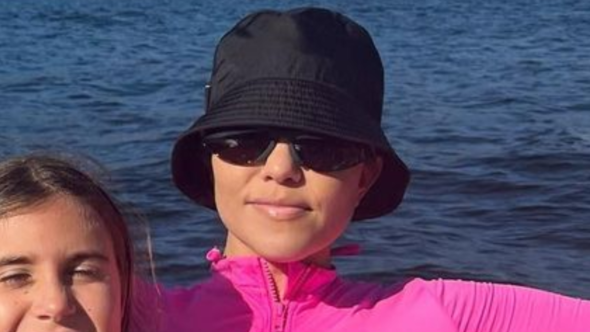 Kourtney Kardashian ostenta corpaço durante passeio de barco com a filha