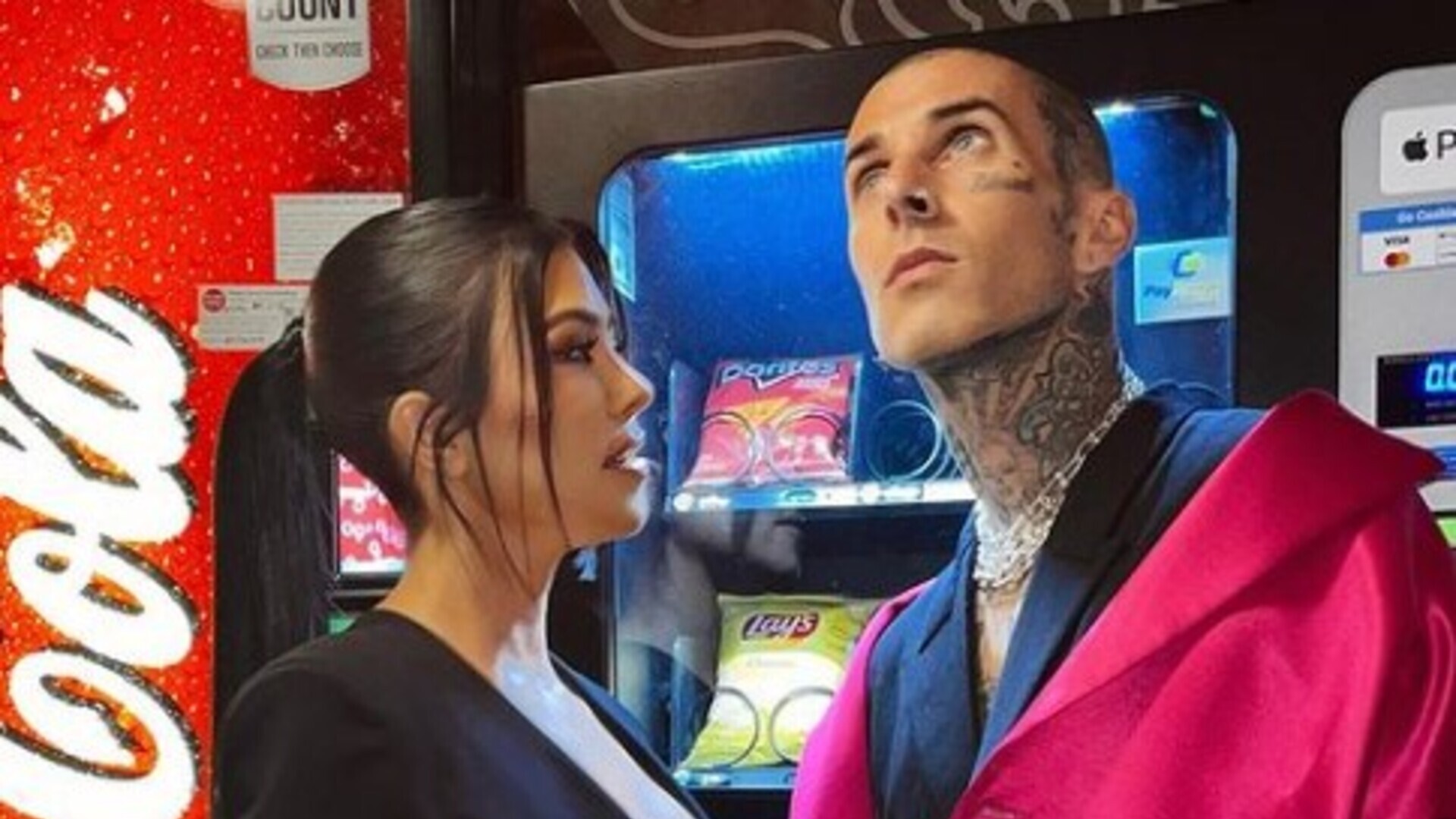 Kourtney Kardashian e o marido Travis Barker compartilham fotos posando em mercado