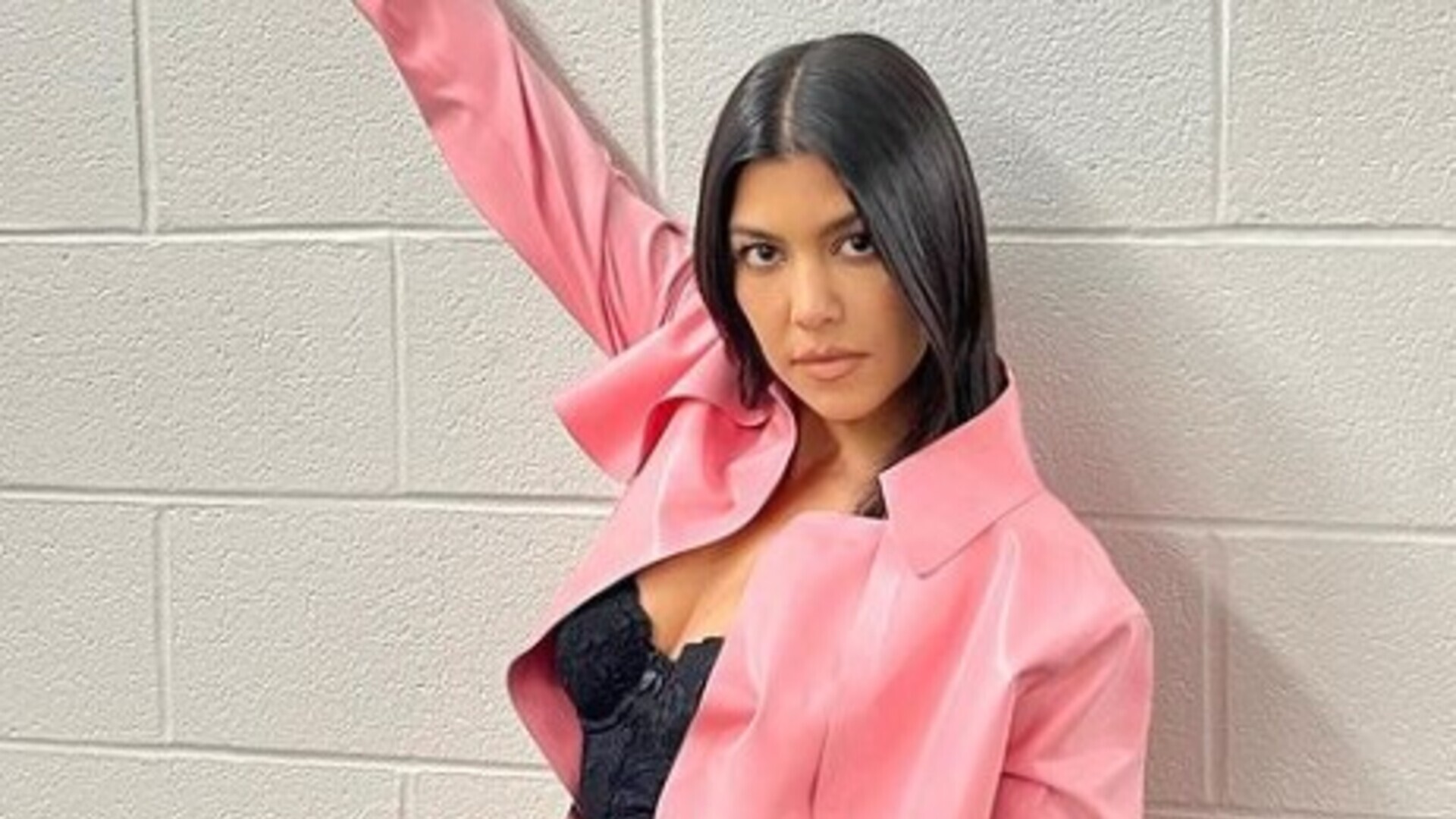 Acompanhando marido em turnê, Kourtney Kardashian posa com look rosa