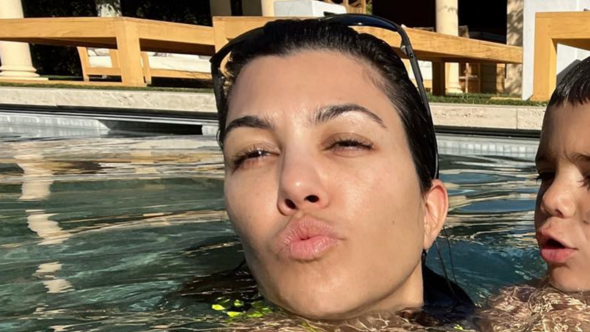 Kourtney Kardashian curte dia de piscina com o filho caçula e web dispara: ”Idênticos”
