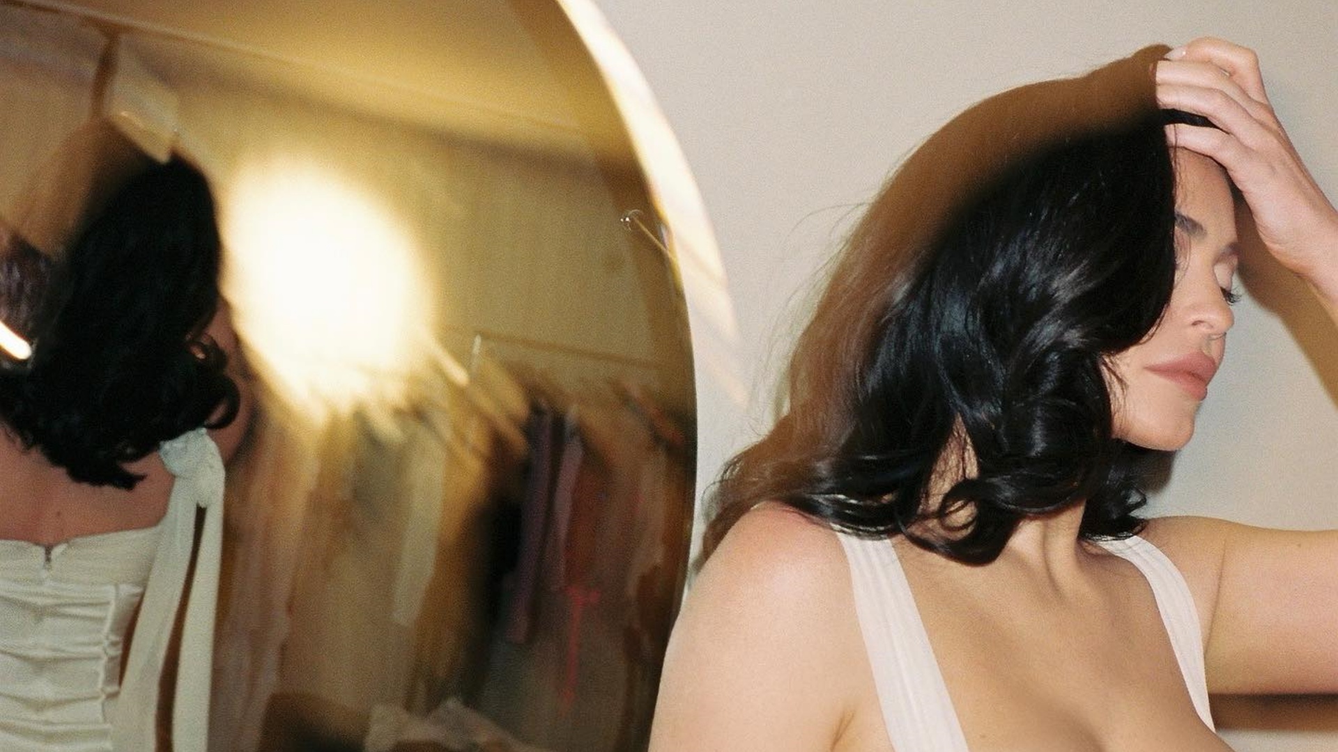 Kylie Jenner dá close em busto e exibe decote farto: ”Blush”