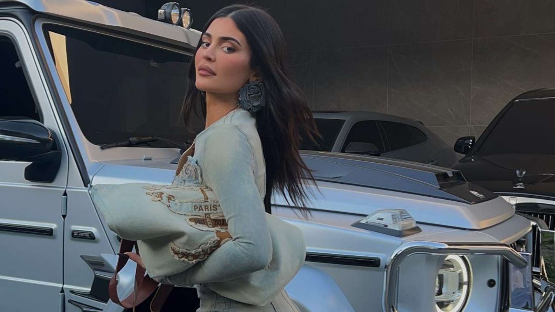 De vestido, Kylie Jenner dá zoom em bumbum GG em frente a carro de luxo: ”Fora”