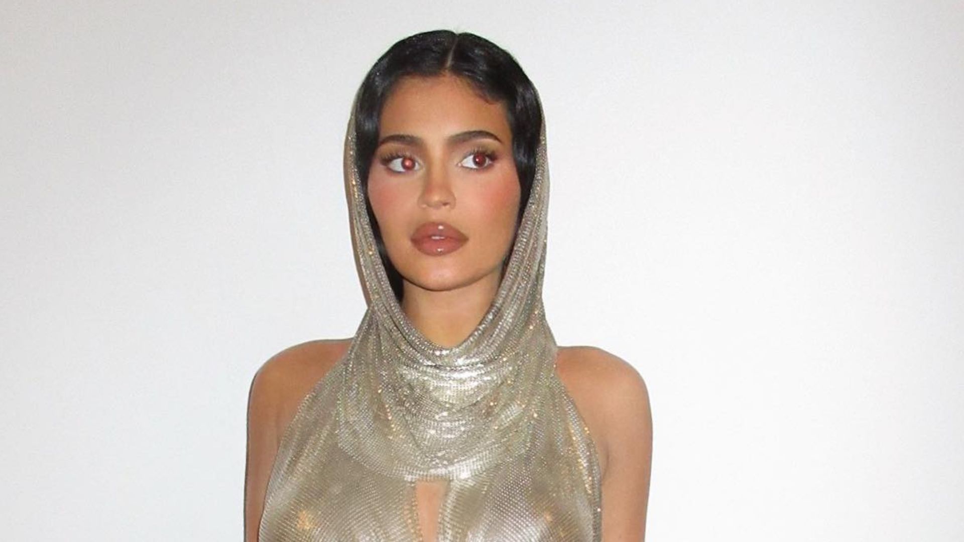 Kylie Jenner esbanja estilo com look metalizado ‘futurista’ para a noite