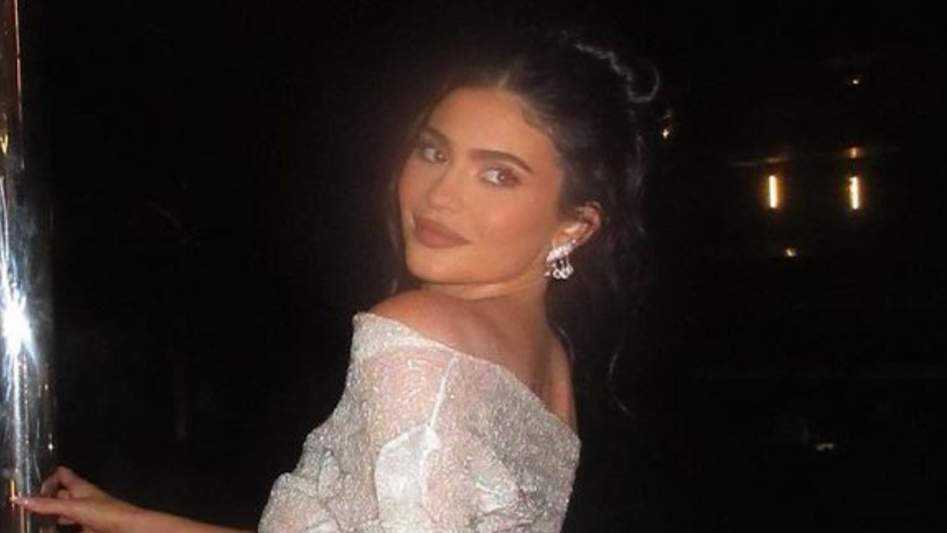 Kylie Jenner comemora 25 anos com look transparente e queima de fogos