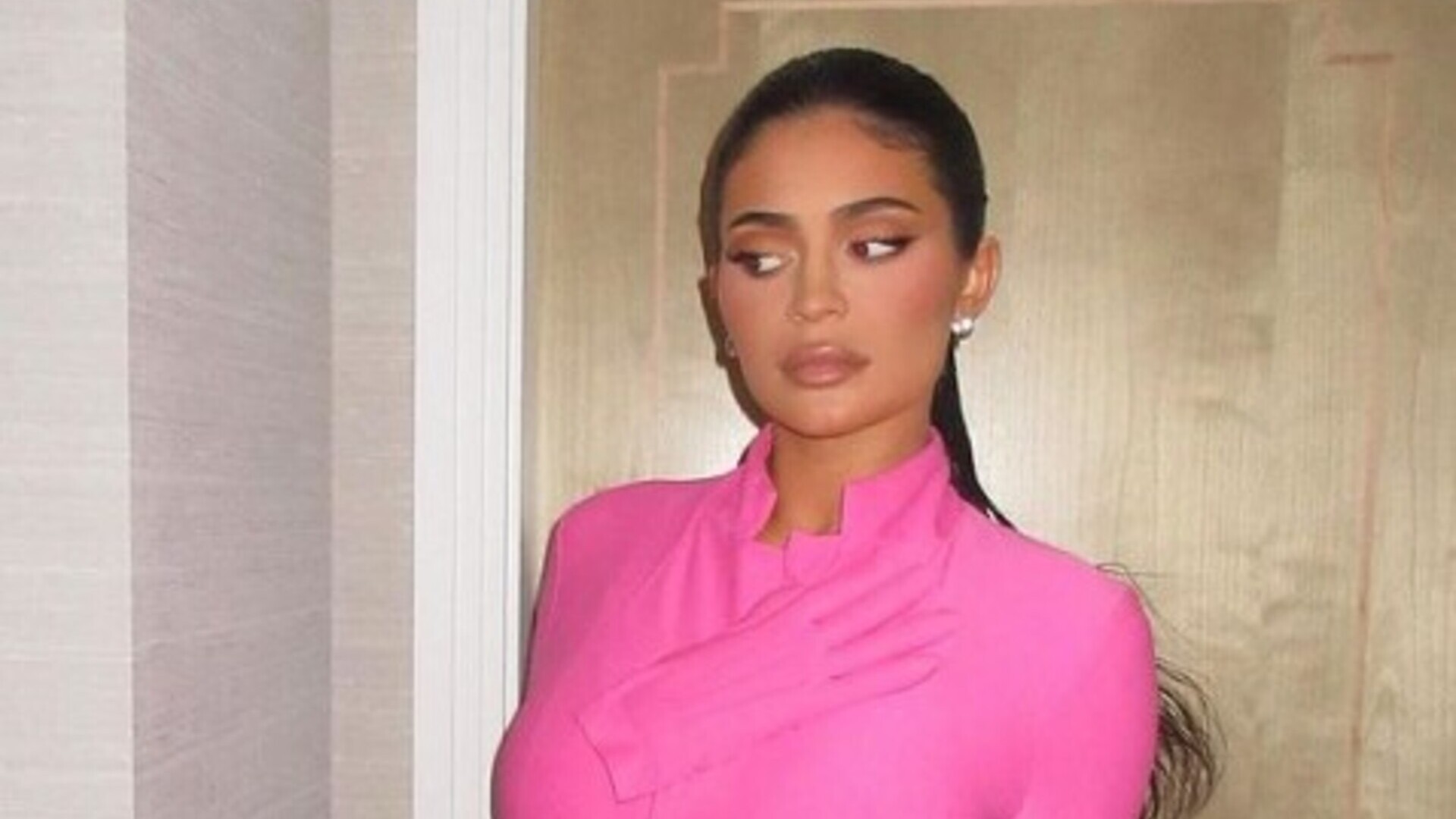 Kylie Jenner esbanja estilo ao postar fotos com vestido jeans