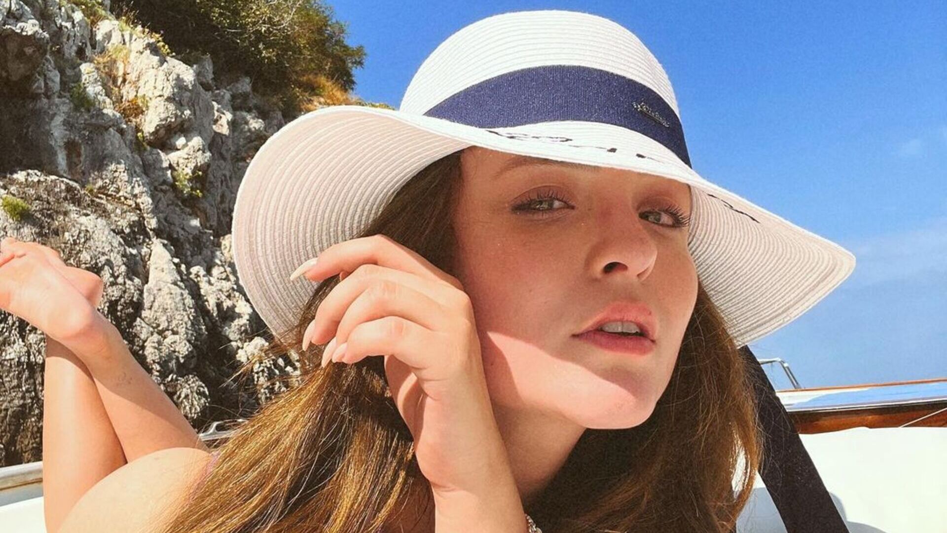 De biquíni, Larissa Manoela exibe silhueta escultural em barco
