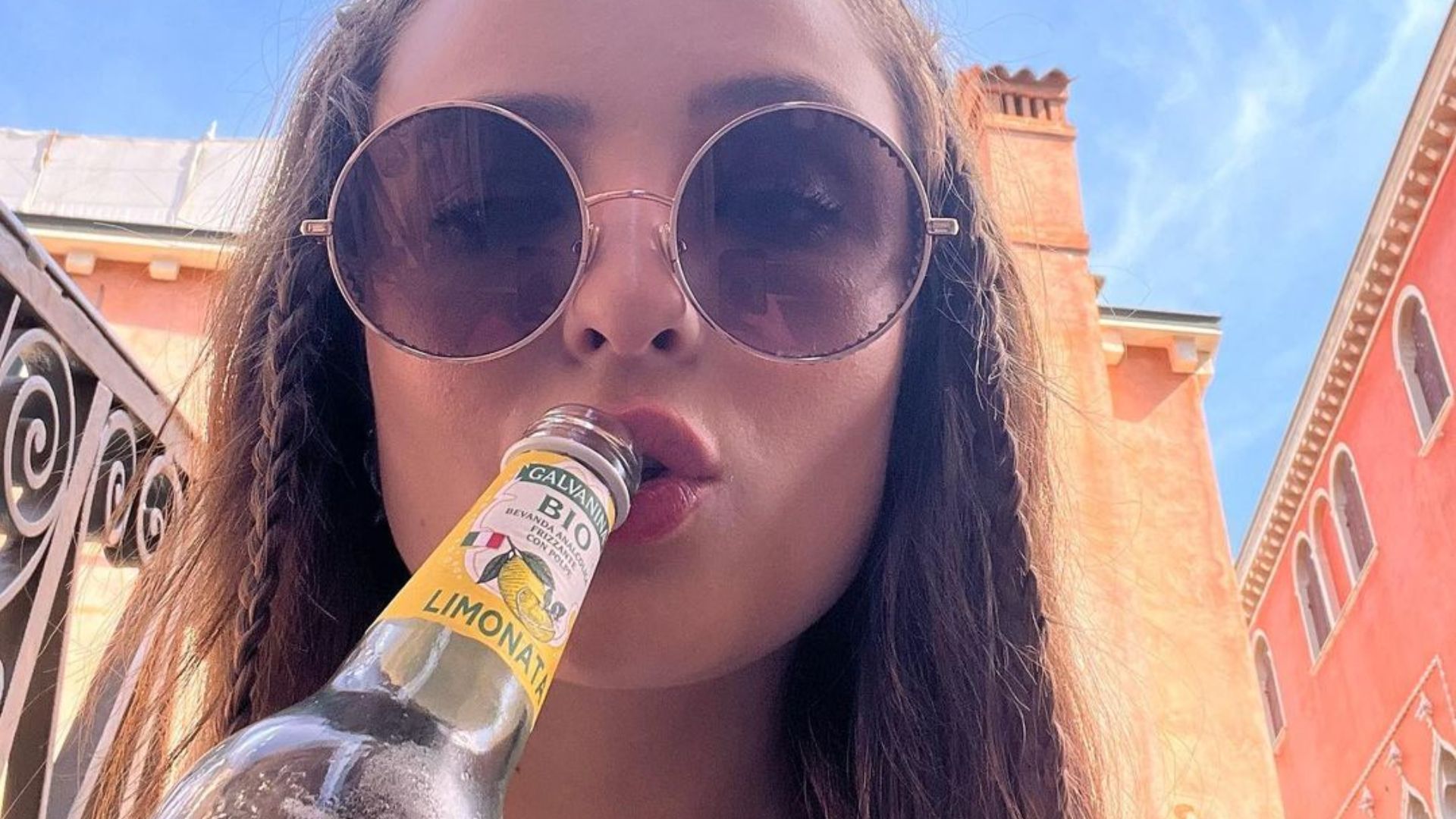 Larissa Manoela compartilha fotos de viagem para Itália e encanta a web: “Perfeita”