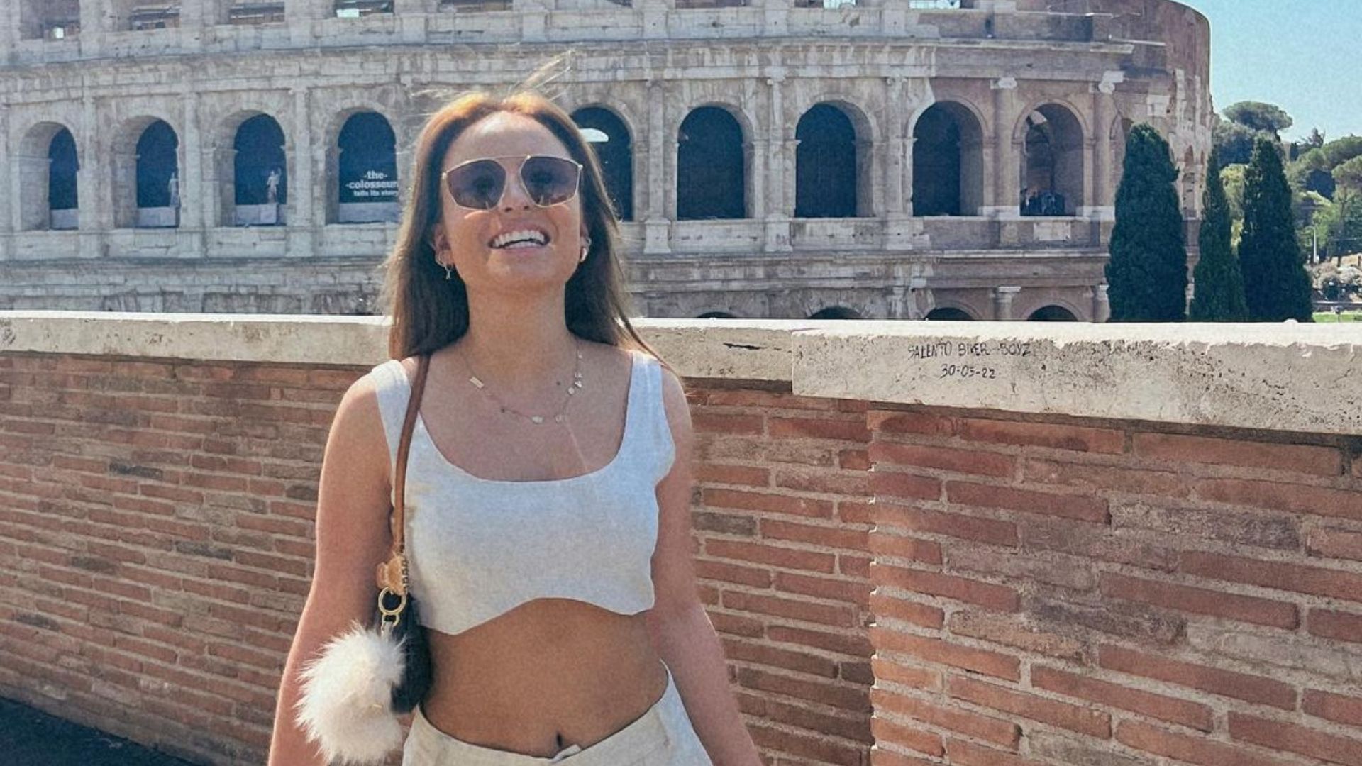 Larissa Manoela abre álbum de fotos de viagem para Roma, Itália com os pais