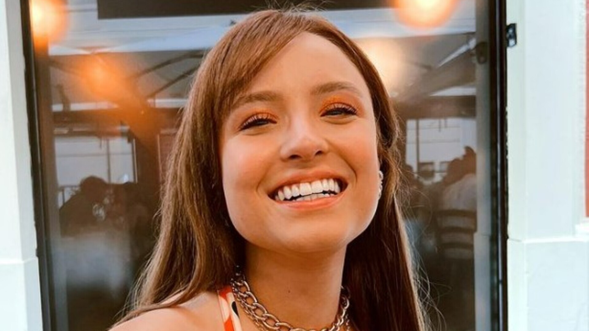 Larissa Manoela aparece sorridente em novas fotos de sua viagem para a Itália!
