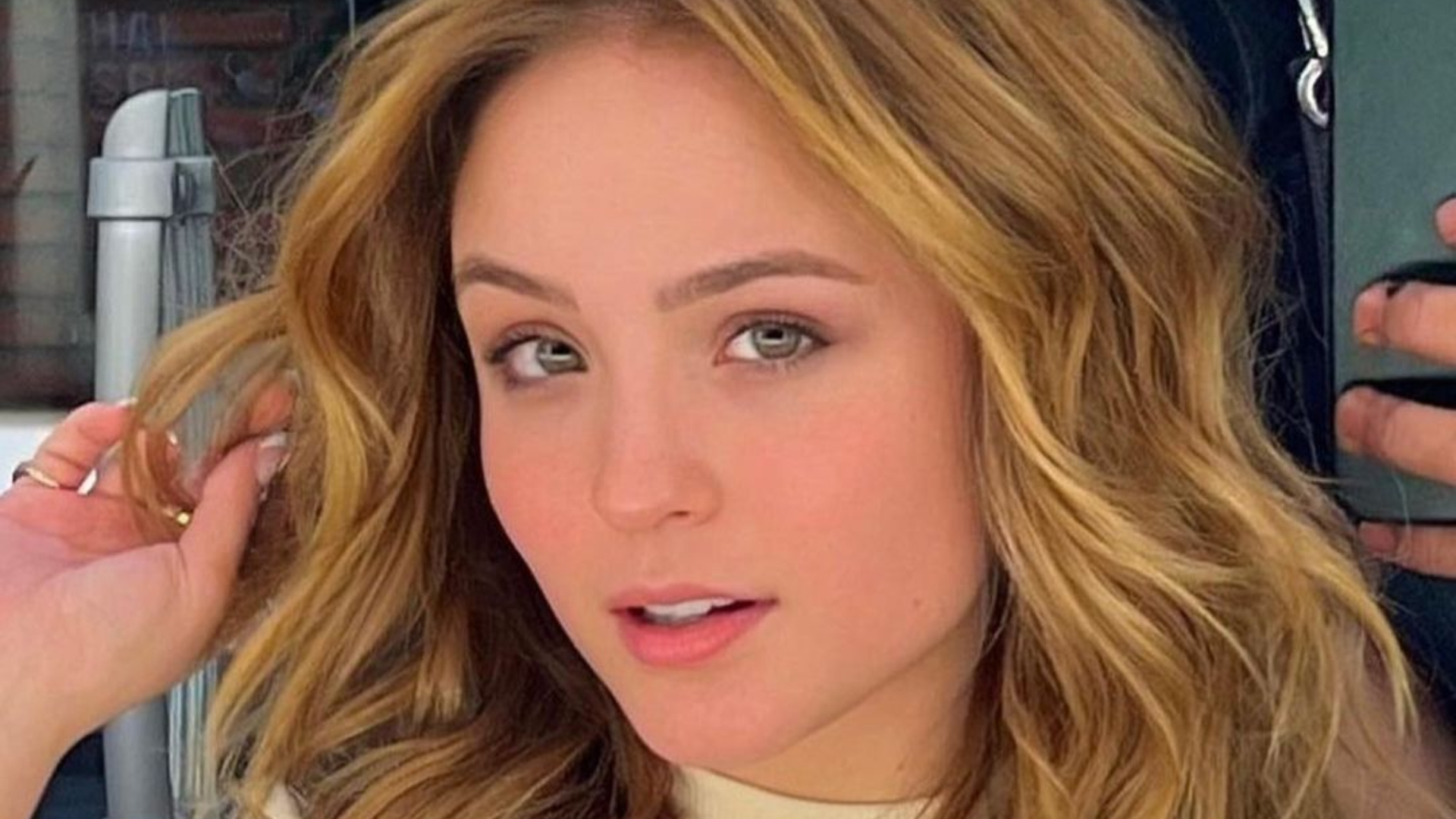 Larissa Manoela aposta em saia e cropped para curtir passeio na Itália