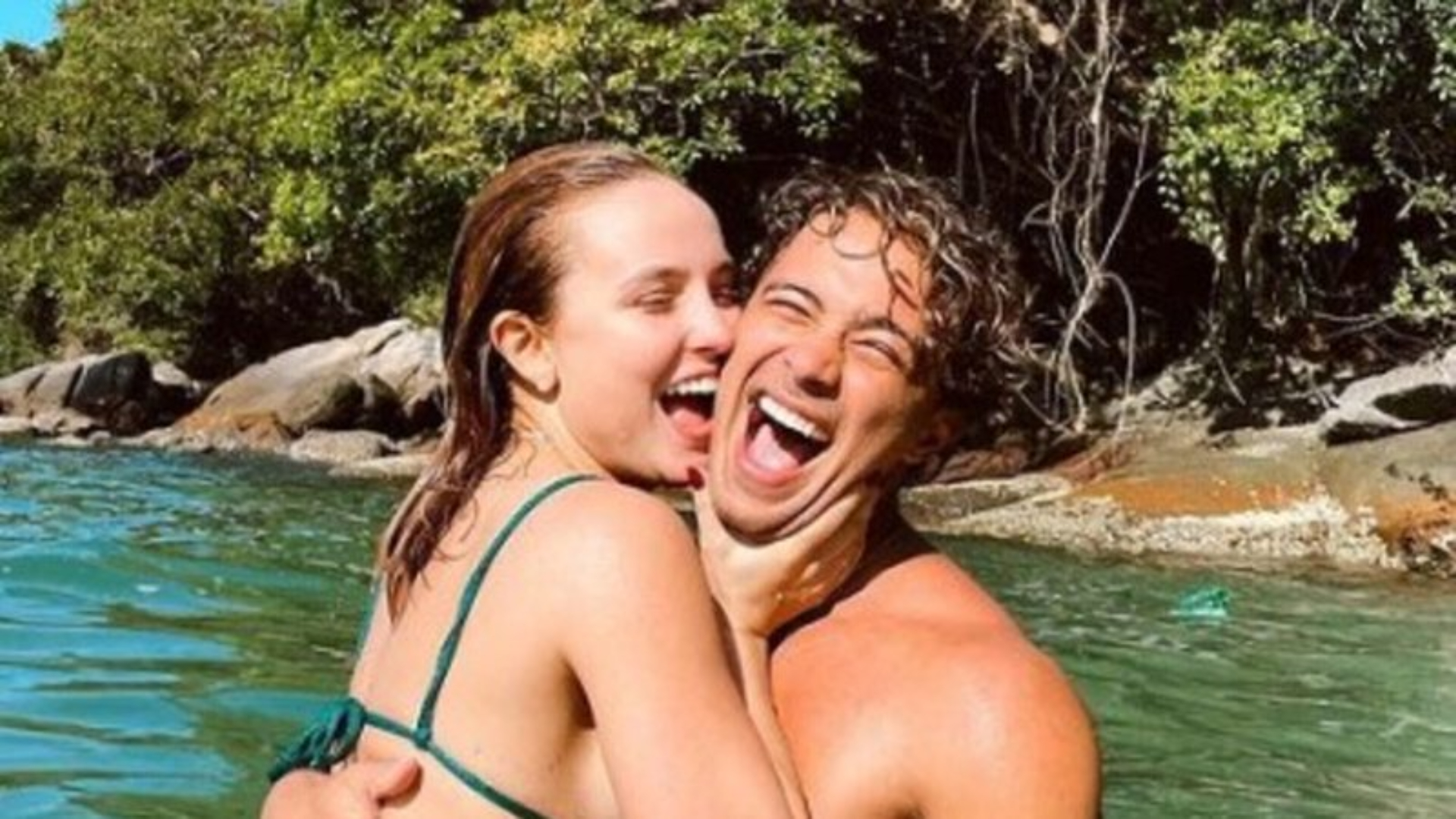 Larissa Manoela aproveita chamego do namorado em foto: ”Meu eu no seu”
