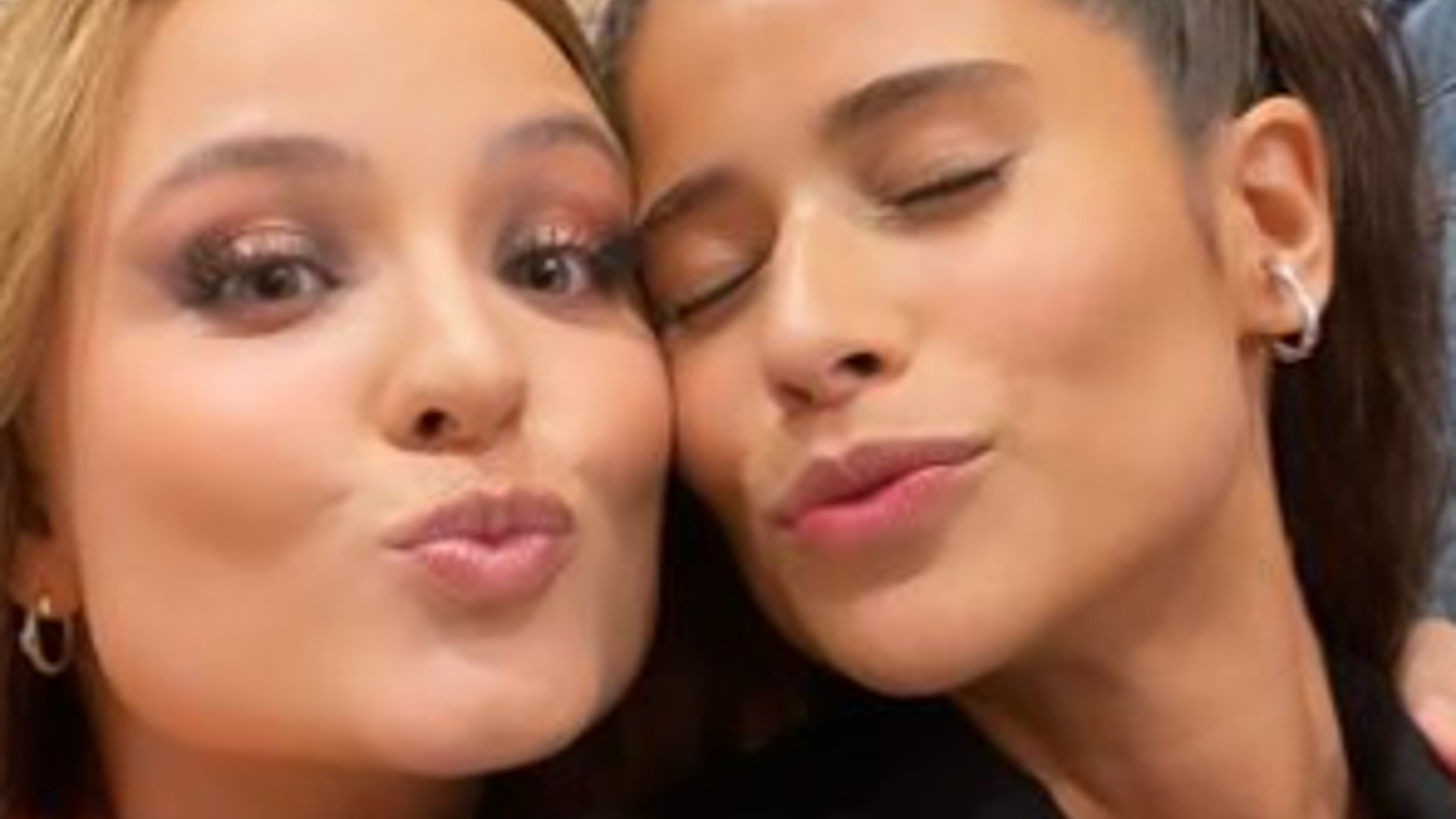 Larissa Manoela posa com protagonista da nova novela das seis: ”Passada de bastão”