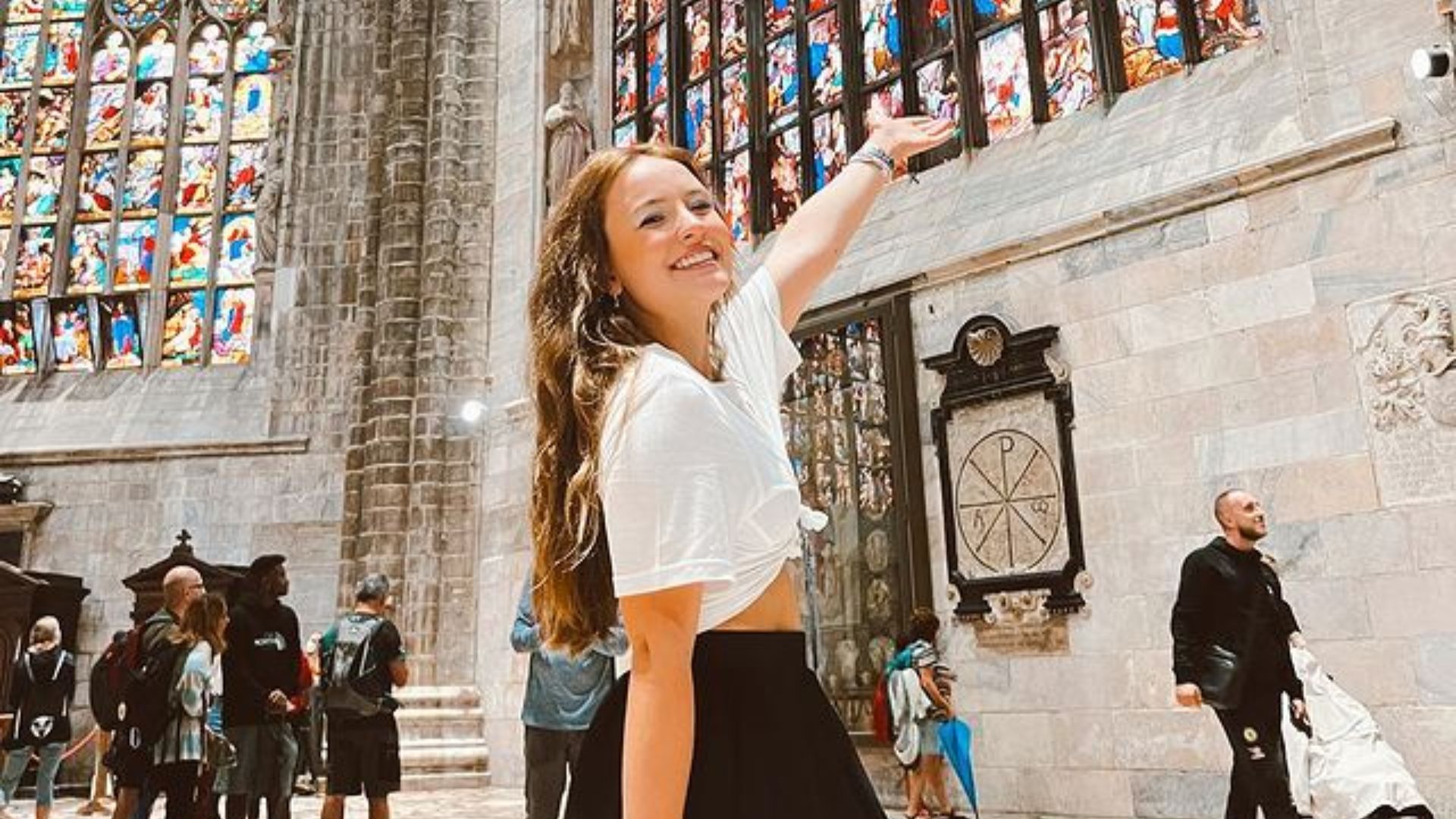 Larissa Manoela passeia por Milão em dia chuvoso e encanta com a beleza: “Impecável”