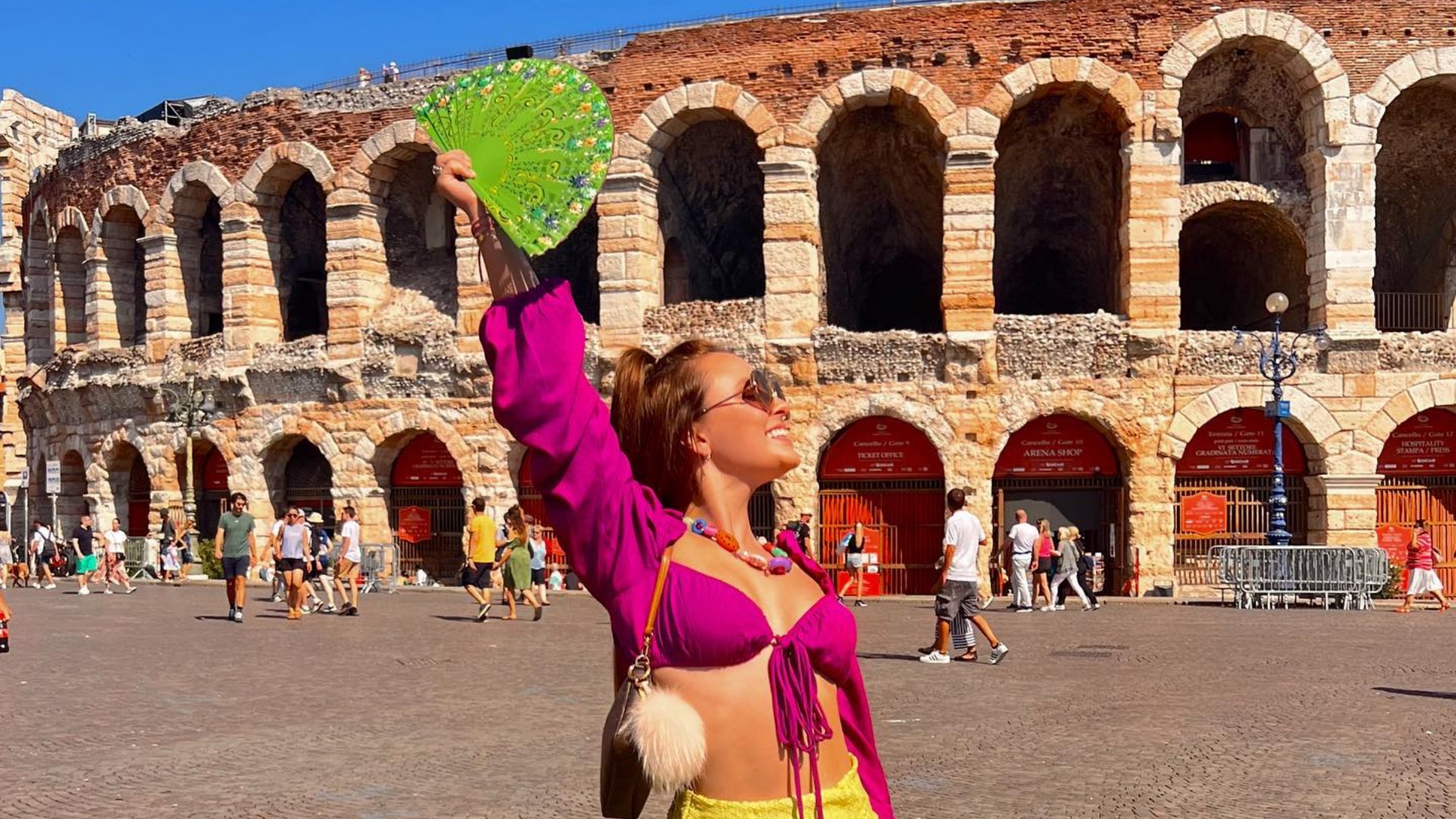 Na Itália, Larissa Manoela aposta em top estilo biquíni para passeio turístico: ”Verona”