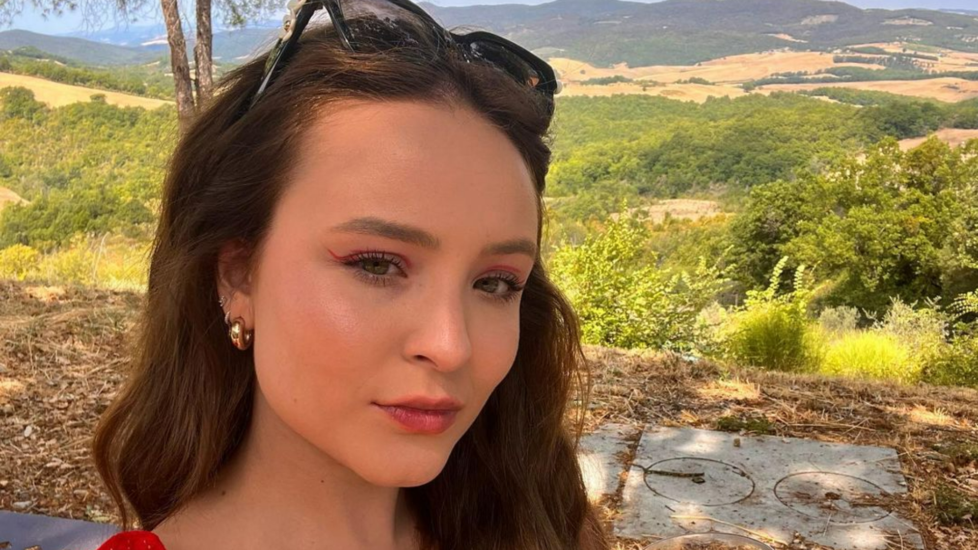 Na Toscana, Larissa Manoela visita vinícola na companhia da família
