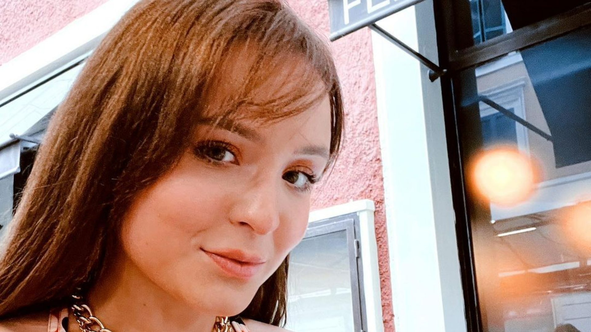 Larissa Manoela desembarca na Itália e faz sua primeira refeição típica no país: ”Cheguei e que tô comendo”