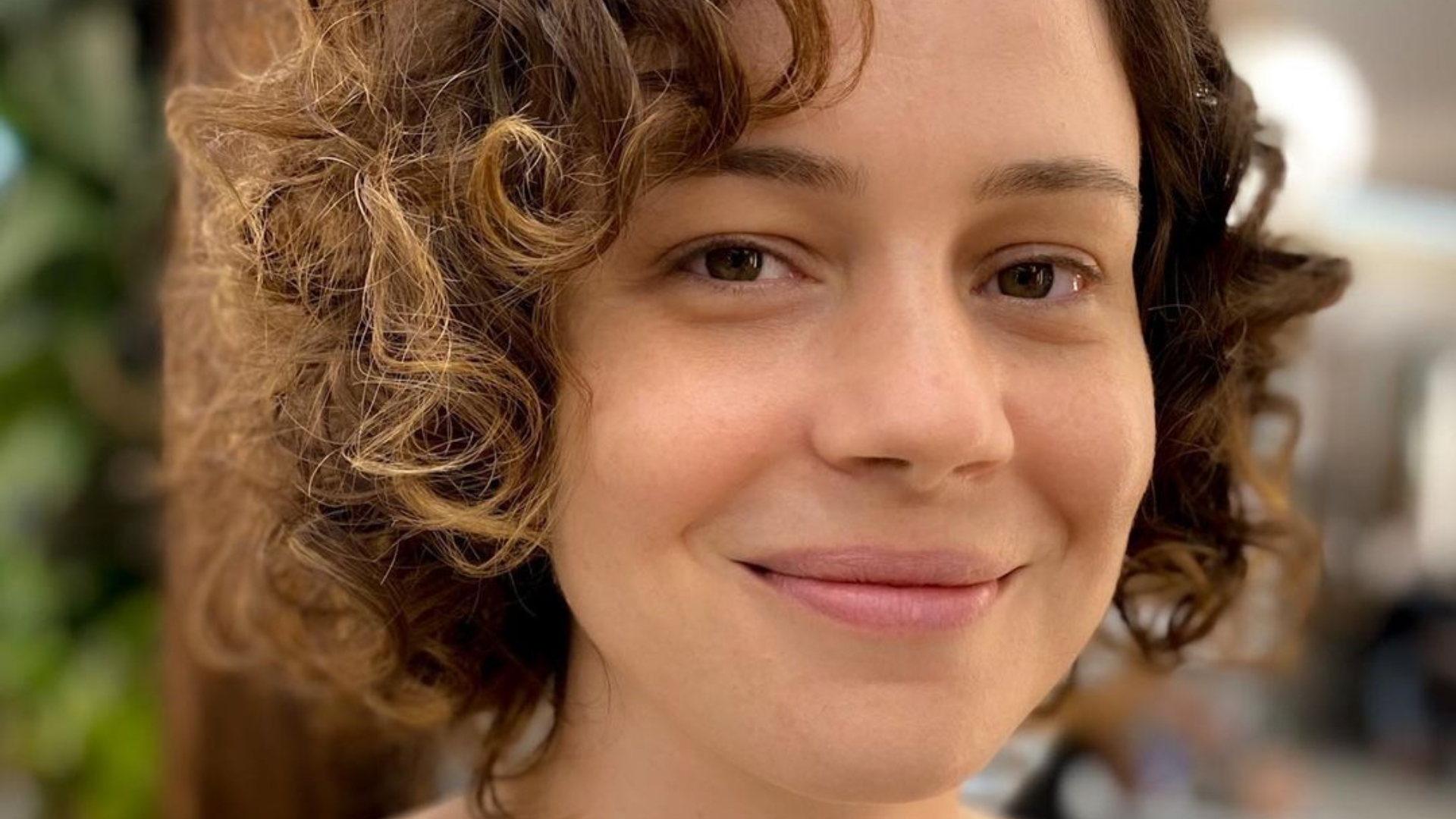 Leandra Leal compartilha fotos inéditas com a filha e o namorado na Bahia