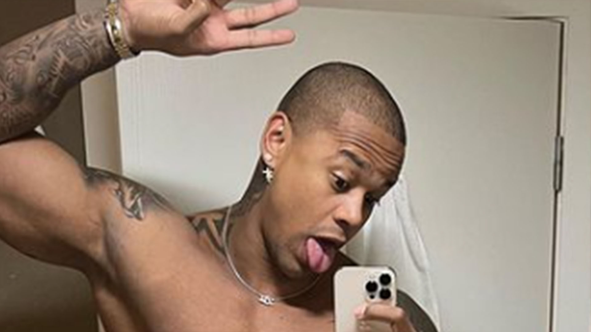 Léo Santana surge sem camisa e deixa as fãs sem fôlego