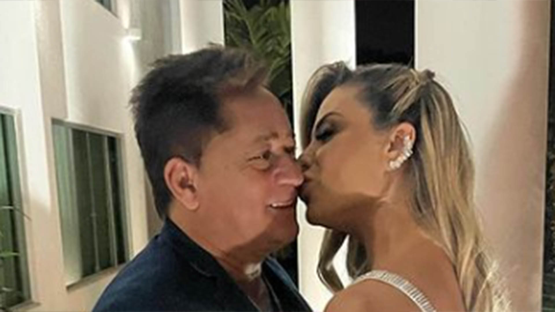 Esposa de Leonardo brinca sobre foto com ele: ‘Ciuminho?’