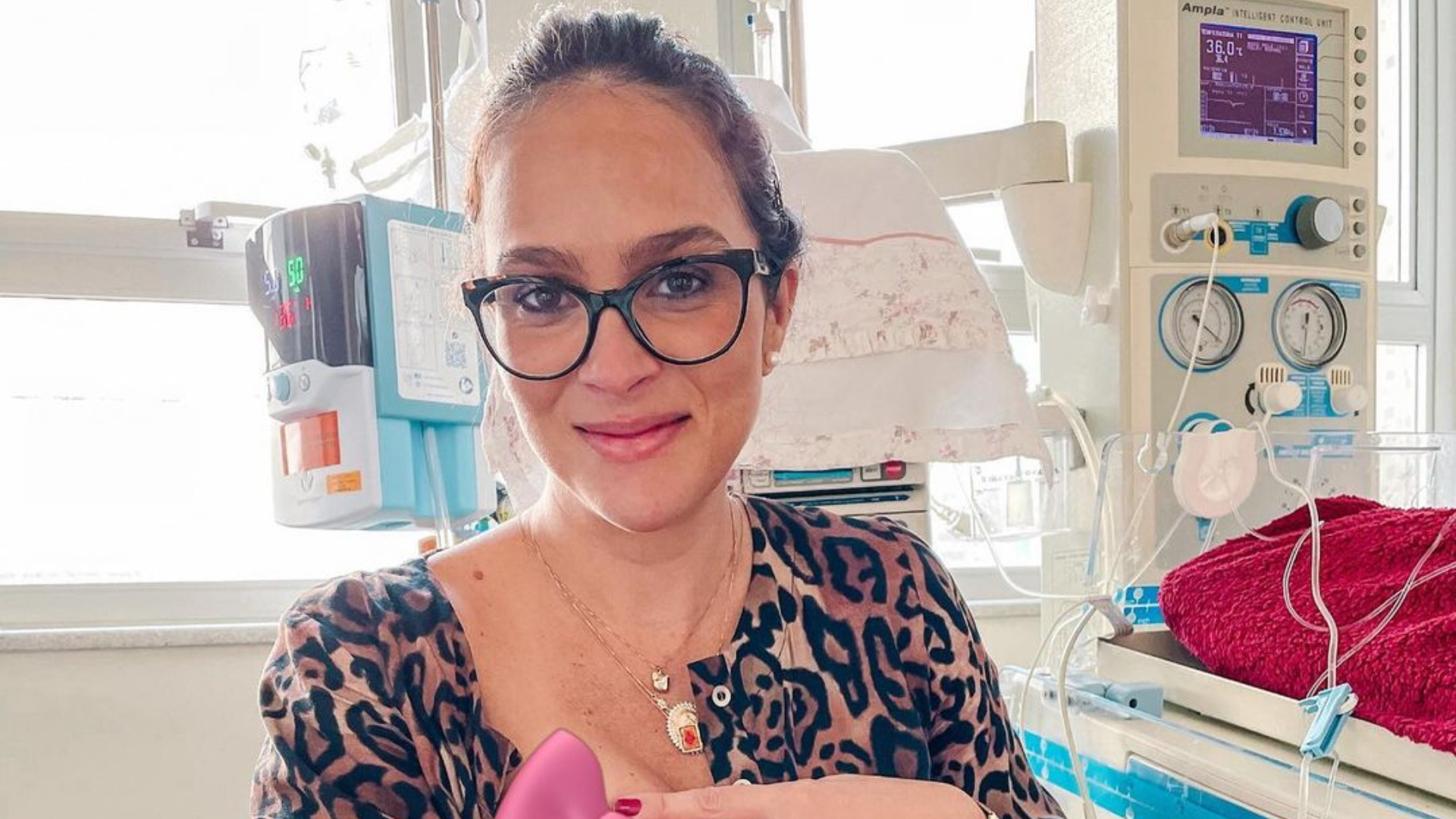 Leticia Cazarré mostra primeiro passeio com a filha após alta hospitalar: ”Vou chorar”