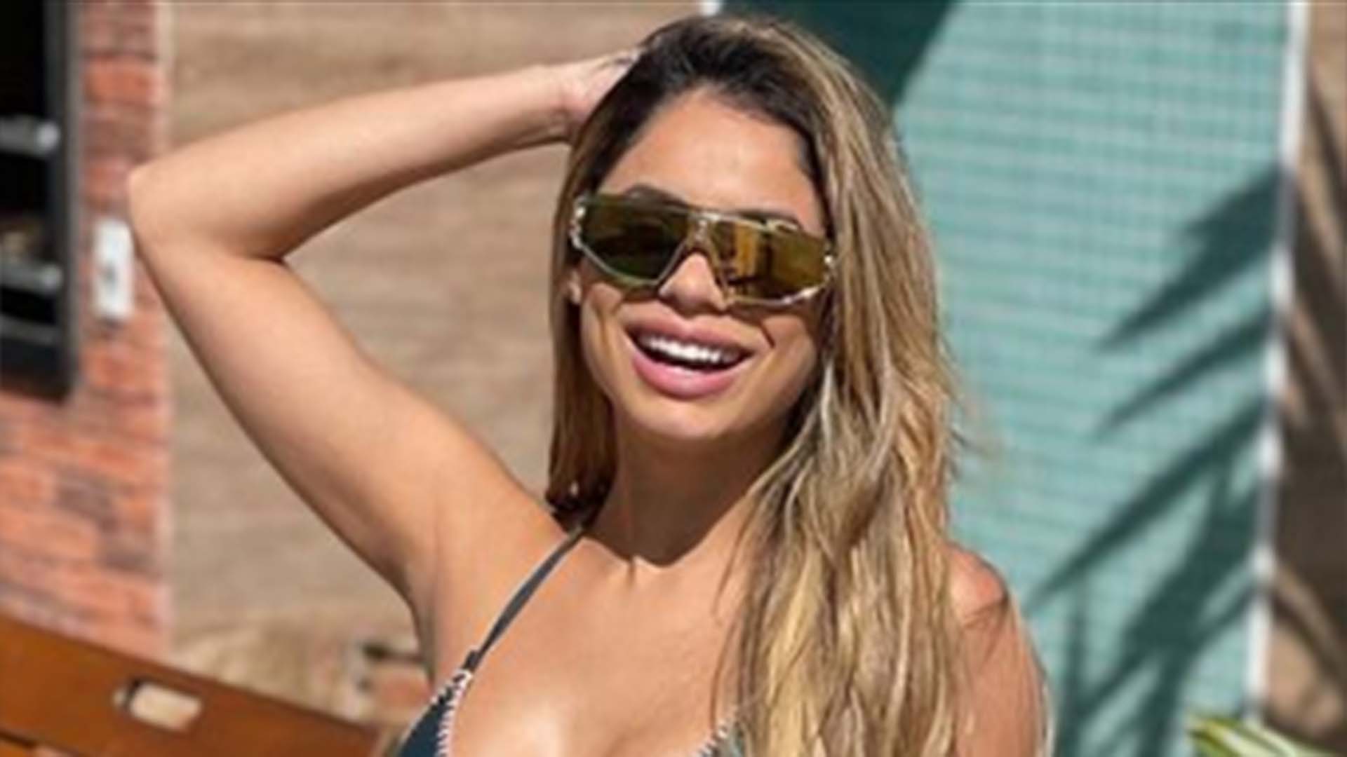 Lexa exibe a barriga chapada ao usar só biquíni e shorts curtinho