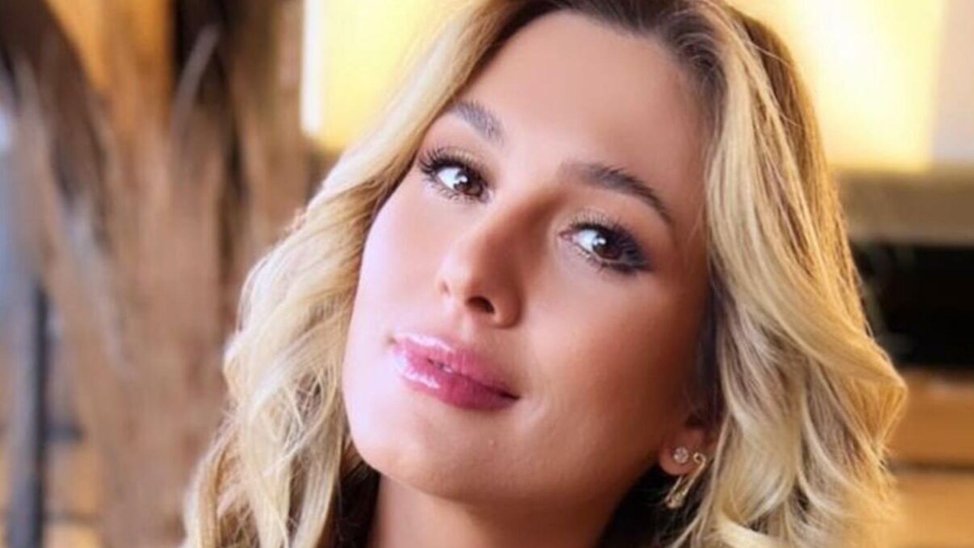 Lívia Andrade exibe decote perfeito em macacão preto e arrasa