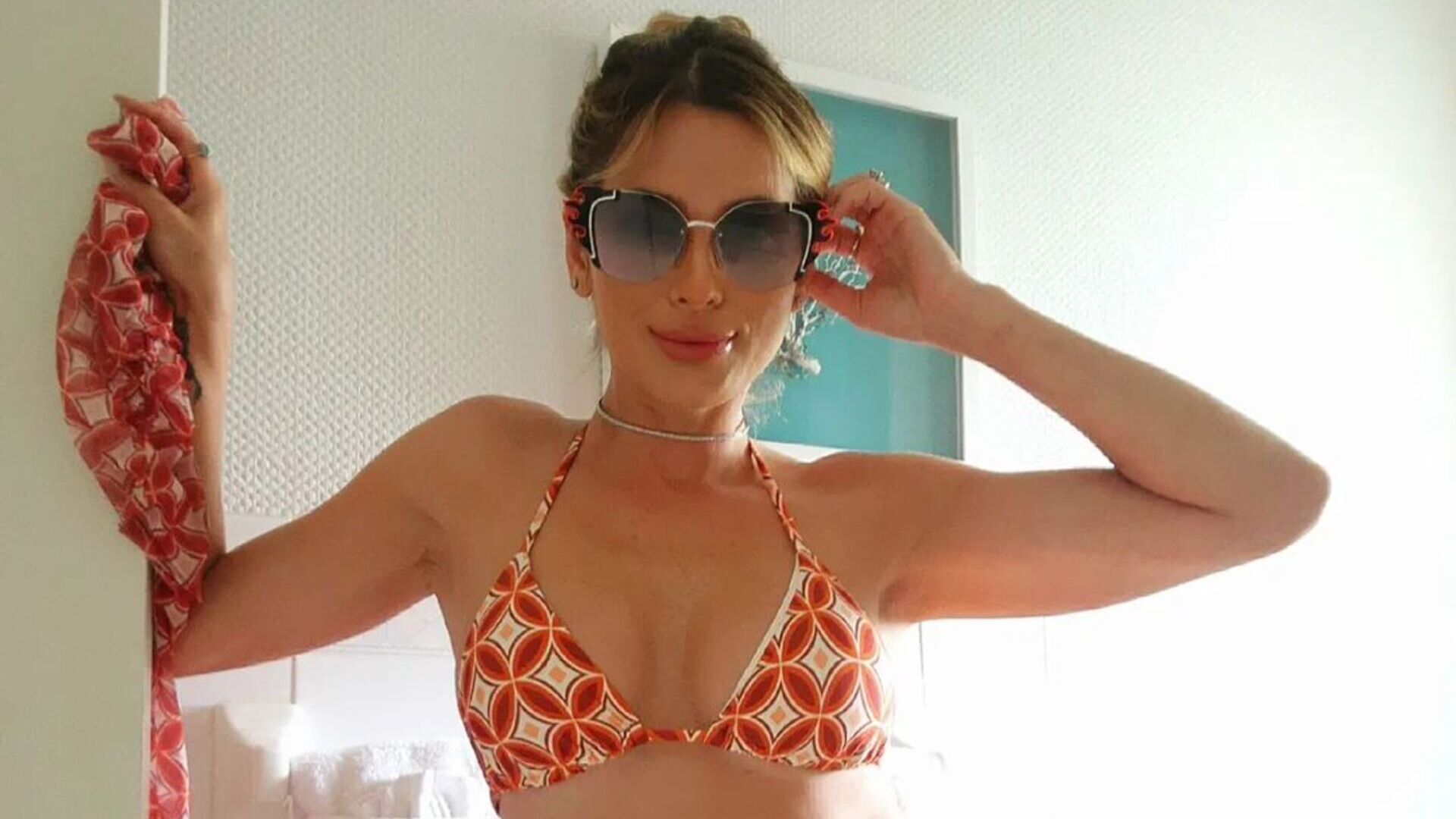 Lívia Andrade aposta em biquíni mega cavado e rouba a cena em praia nos EUA