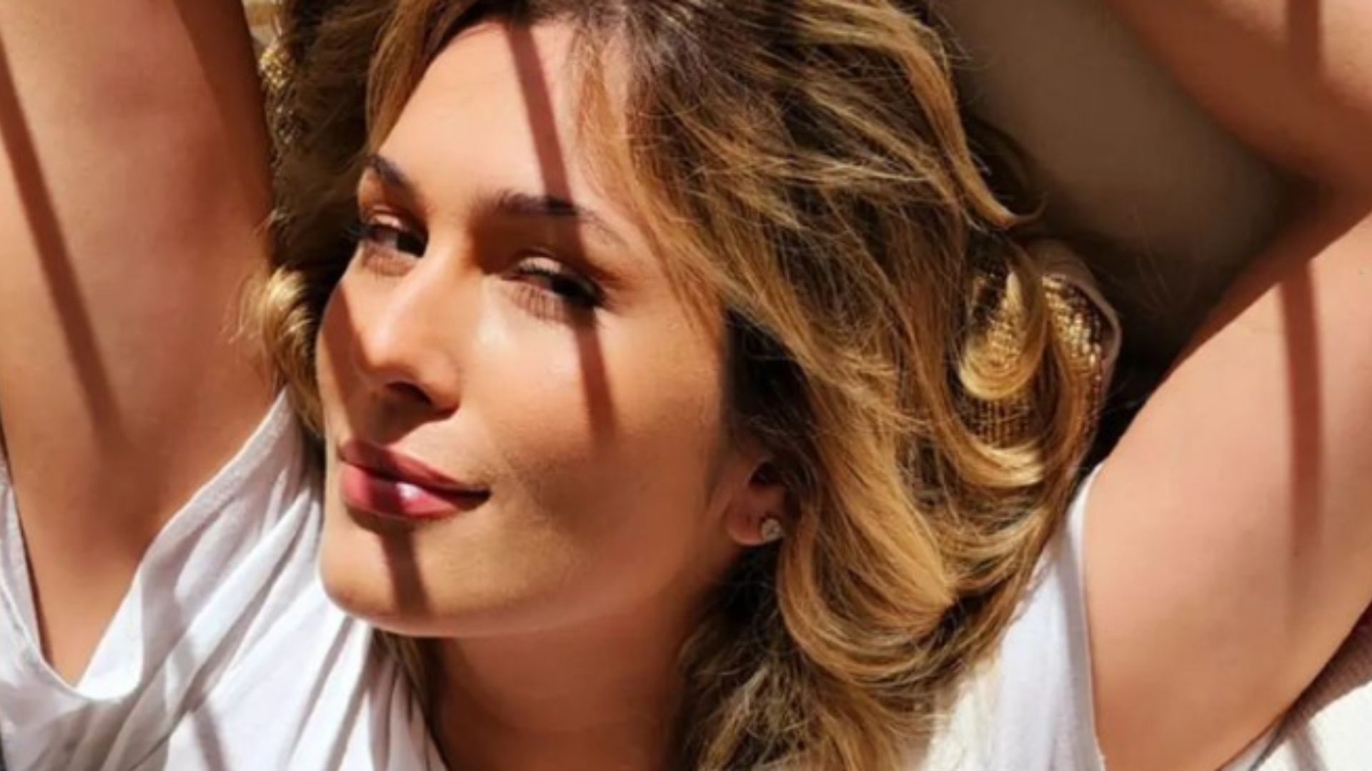 Lívia Andrade posa de camisetinha de algodão sem sutiã: “Perfeita”
