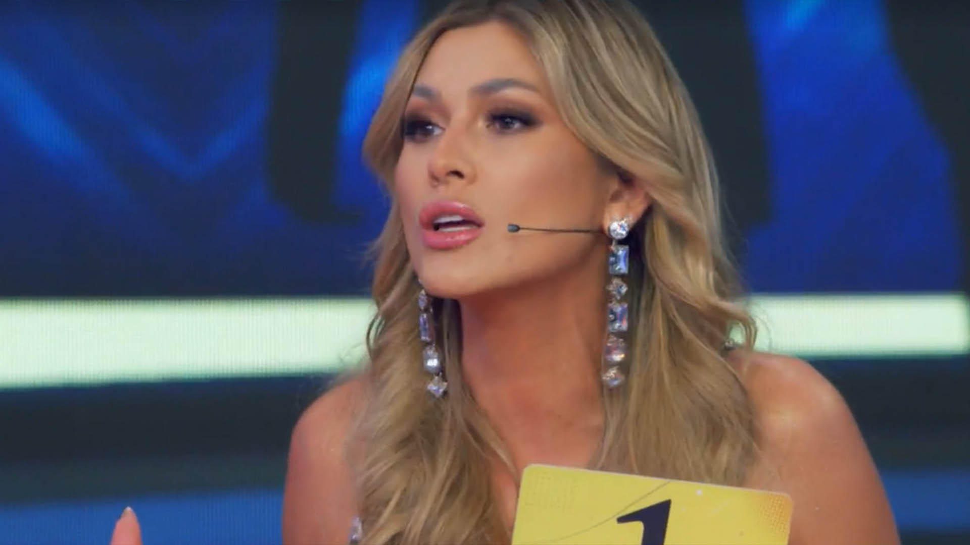 Lívia Andrade surge com look decotado em sua estreia no Domingão com Huck