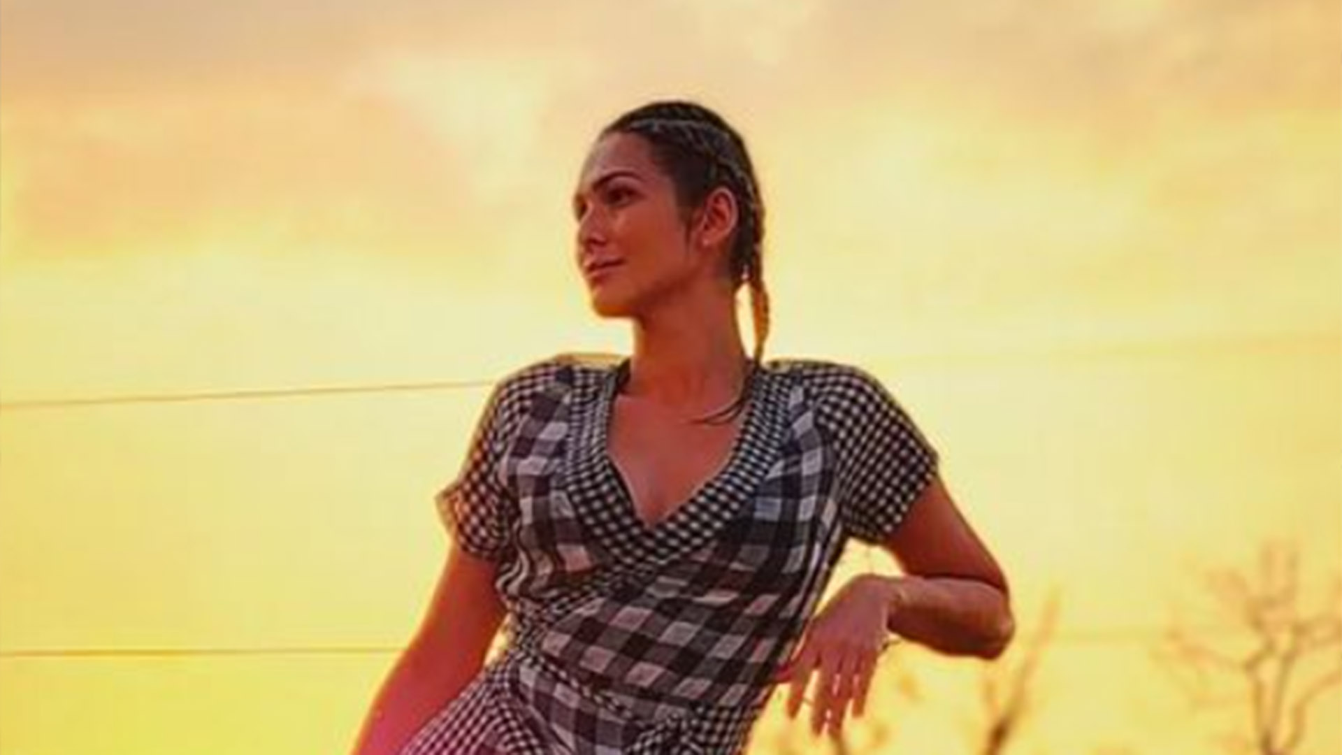 Lívia Andrade aposta no vestido com fenda profunda na perna