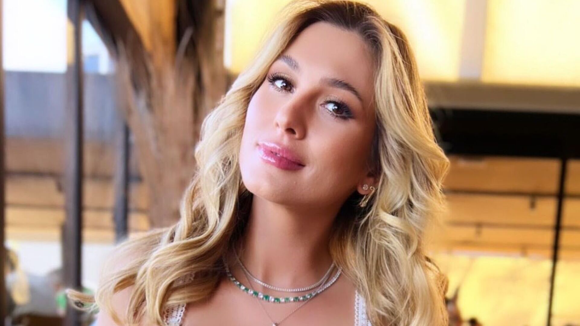 Lívia Andrade posa de biquíni, vira de costas e exibe corpo perfeito: “É uma deusa”
