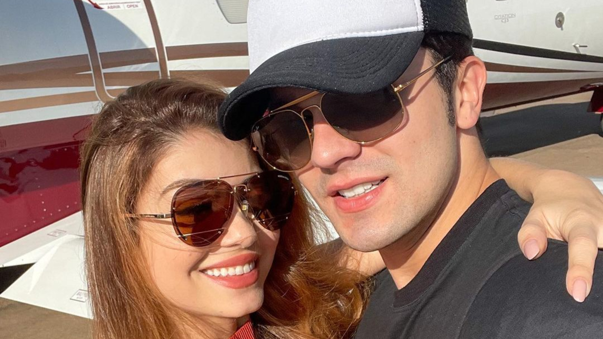Luan Santana e noiva fazem piquenique em asa de jatinho particular