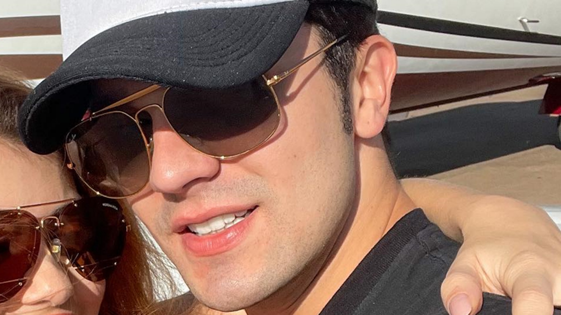 Luan Santana é clicado de mãos dadas com a noiva na Europa: ”Inesquecível”
