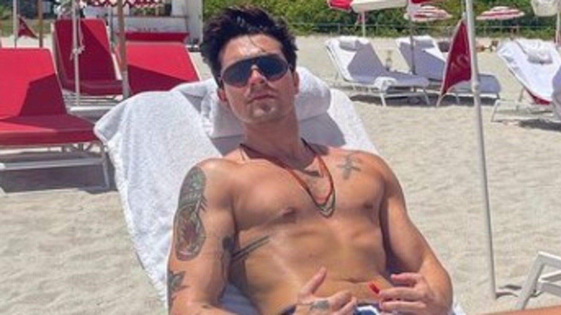 Luan Santana fica de cara com tubarão em praia nos Estados Unidos