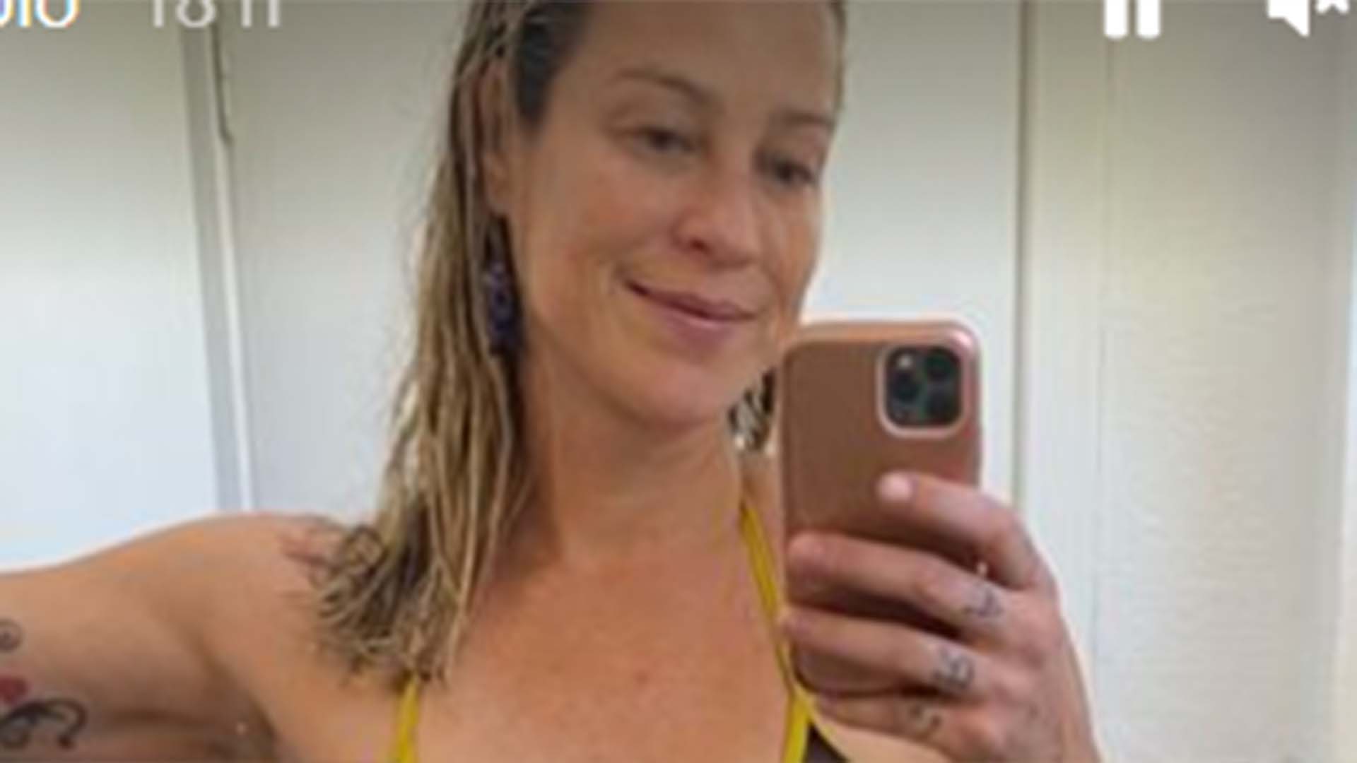 De biquíni, Luana Piovani exibe a barriguinha sarada