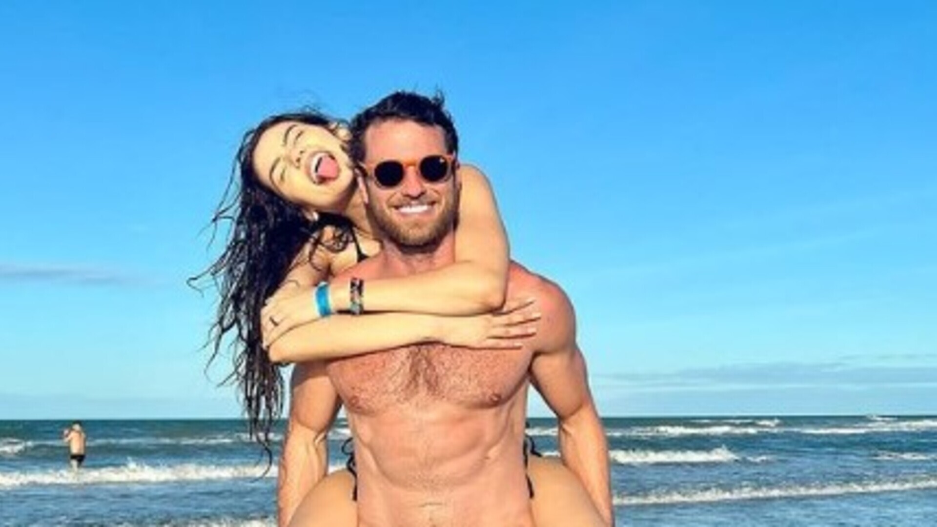 Ex-BBB Lucas Bissoli apresenta a namorada Eslovênia para seus avós