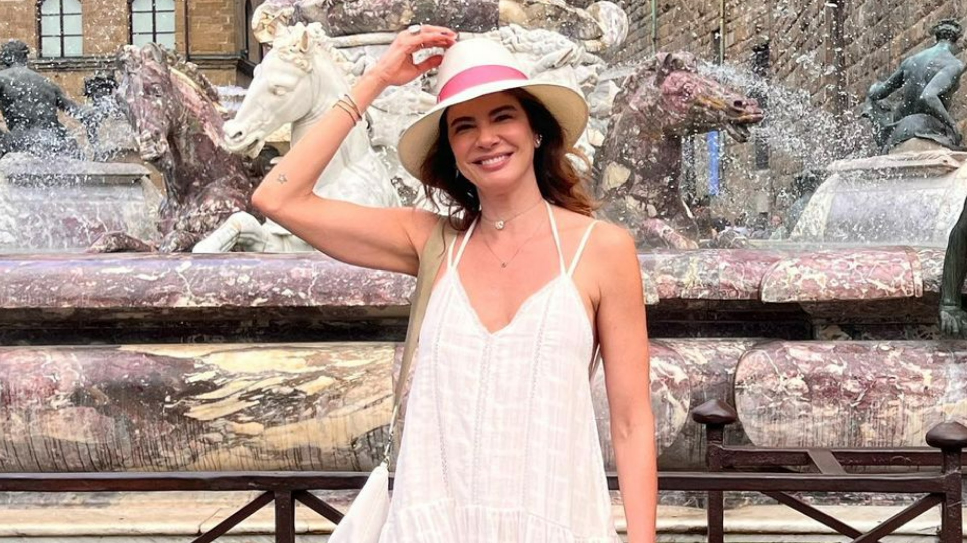 Luciana Gimenez curte passeio romântico com o namorado na Toscana: ”Como eu amo”