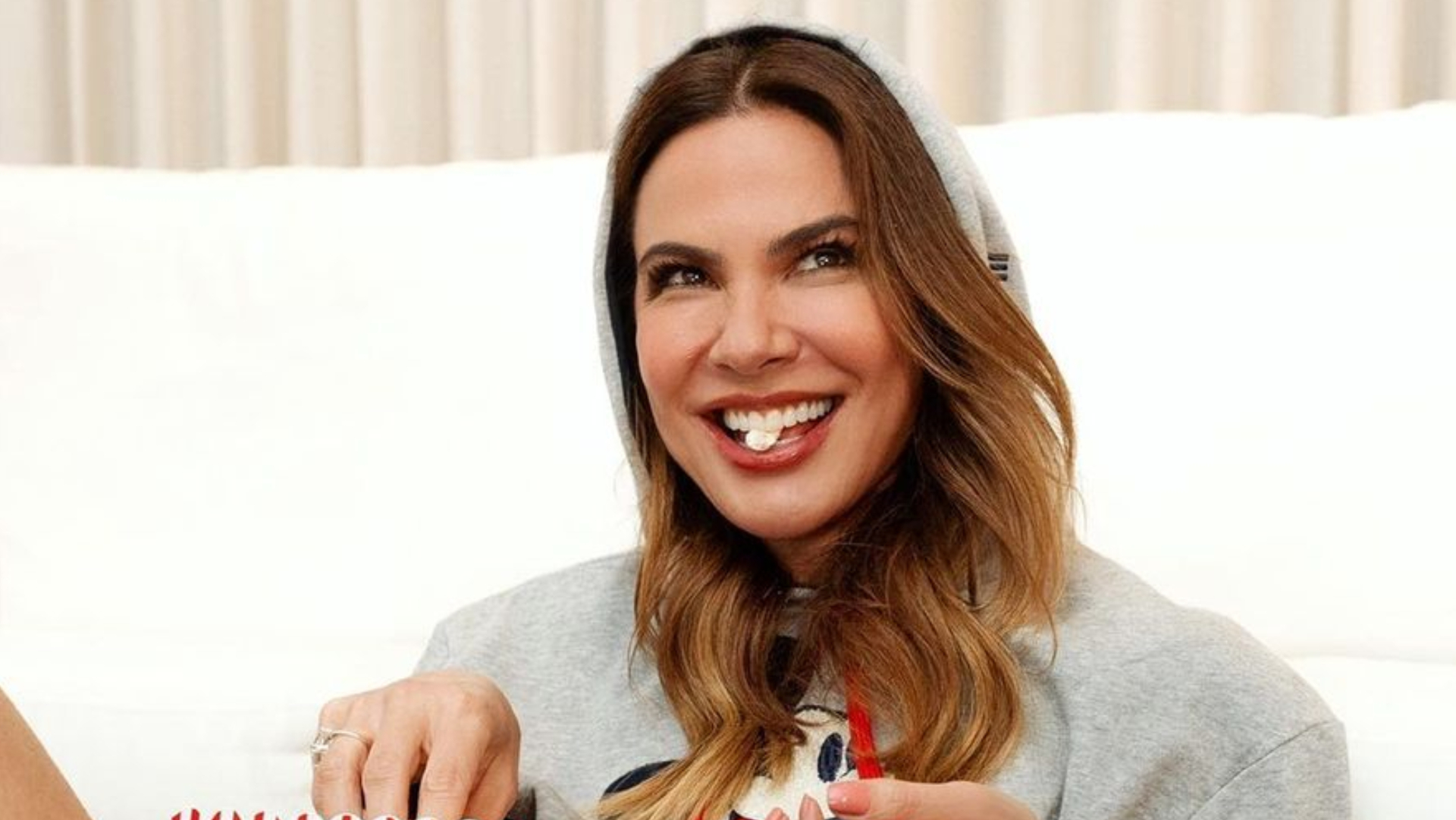 De moletom e calcinha, Luciana Gimenez faz fotos divertidas em casa
