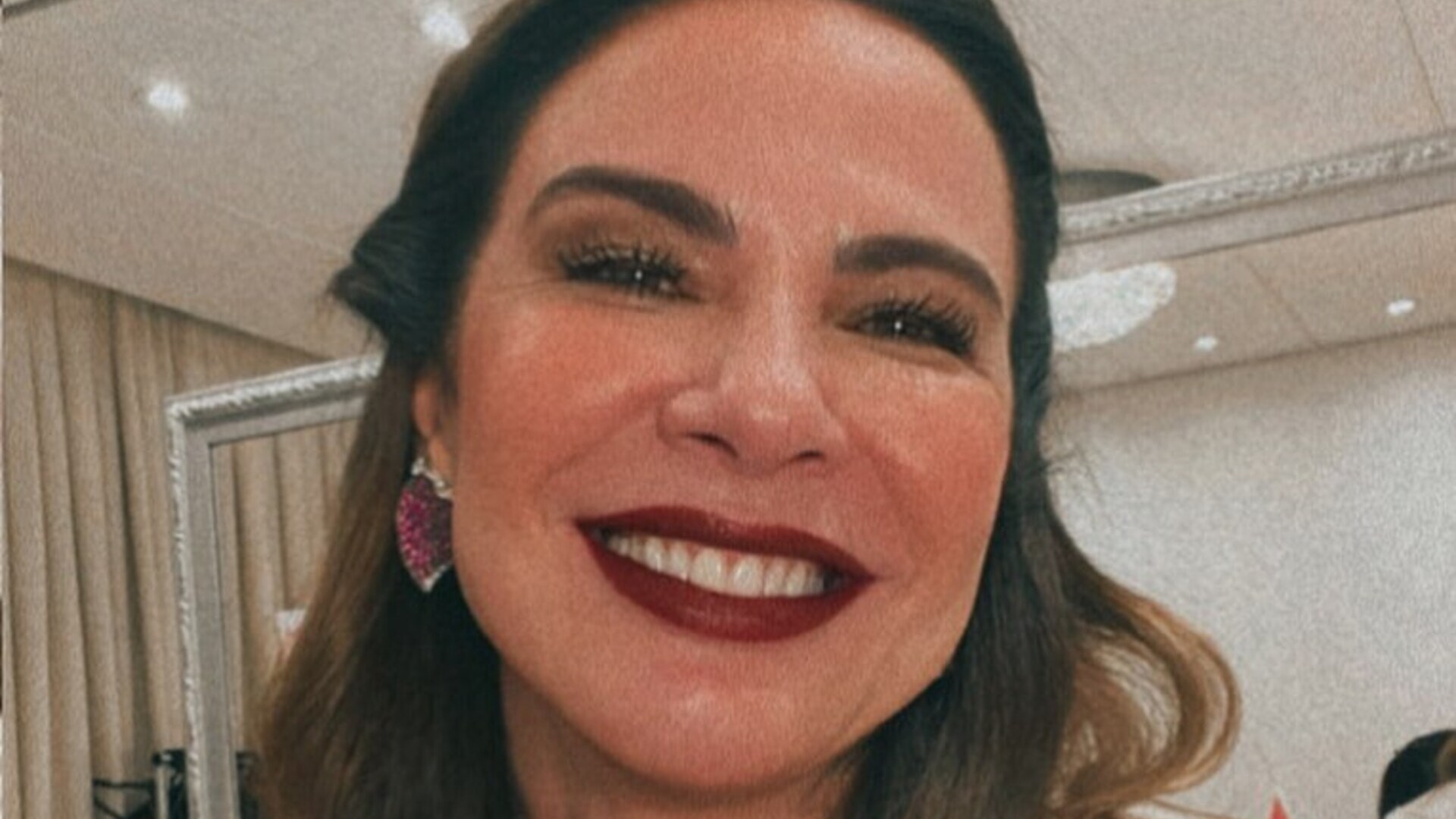 Luciana Gimenez faz fotos com o caçula na garagem de casa