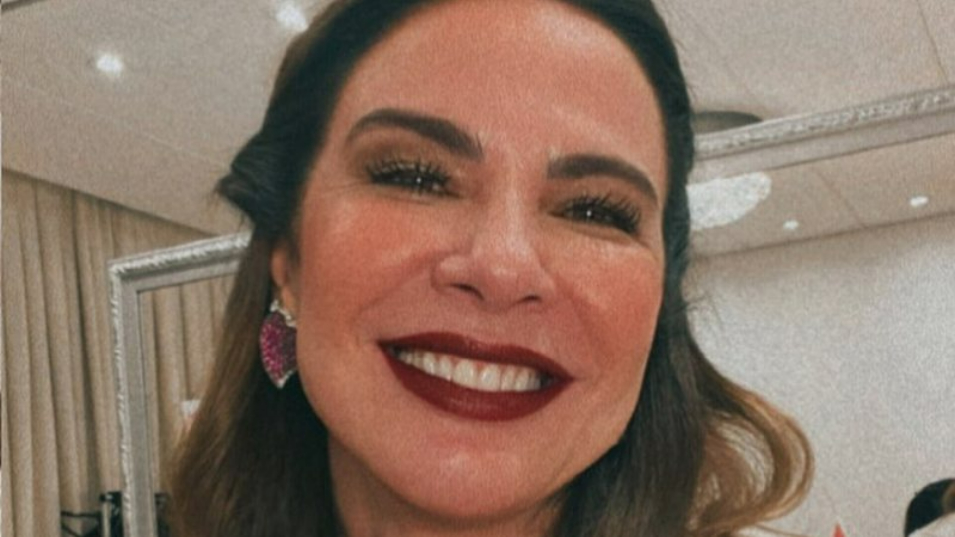 Luciana Gimenez exibe abdômen trincado ao usar look neon em passeio na Disney