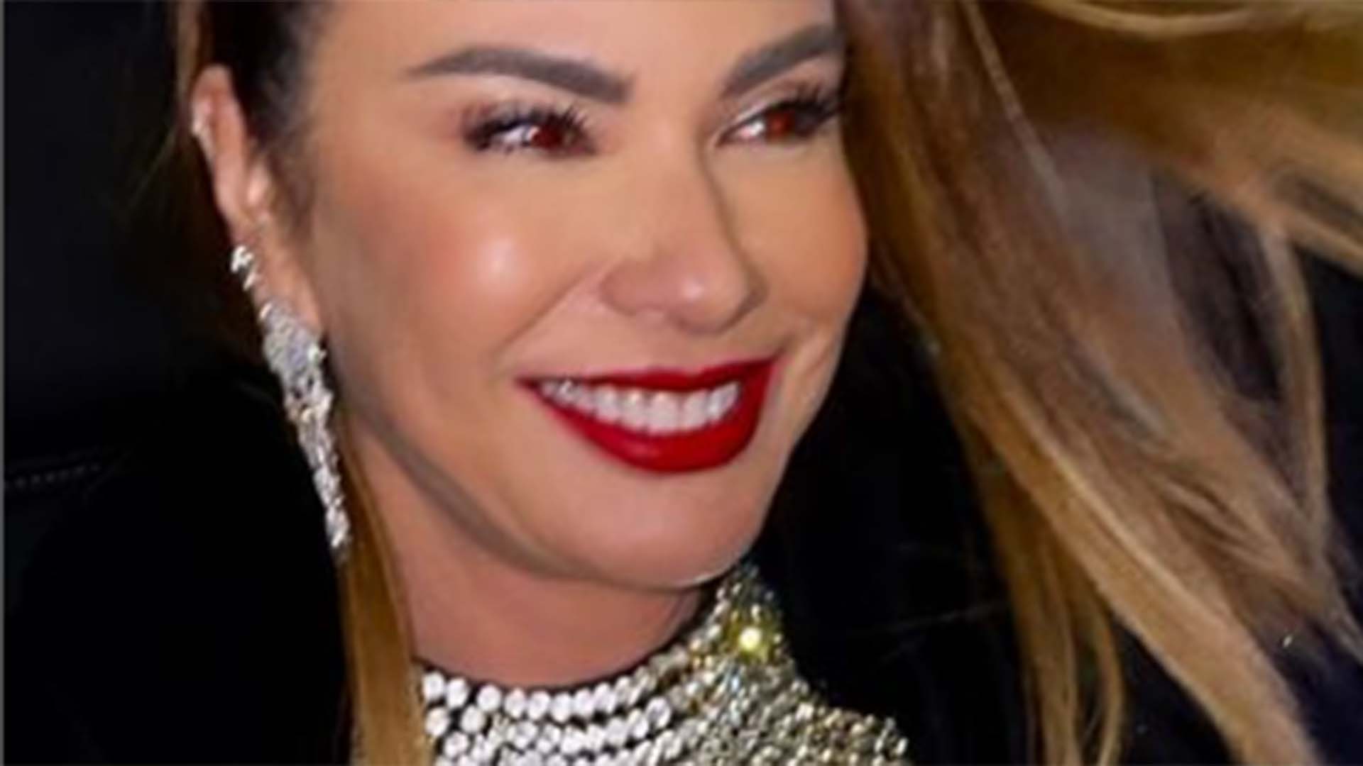 Luciana Gimenez exibe a lingerie ao fazer ensaio em uma cozinha sofisticada